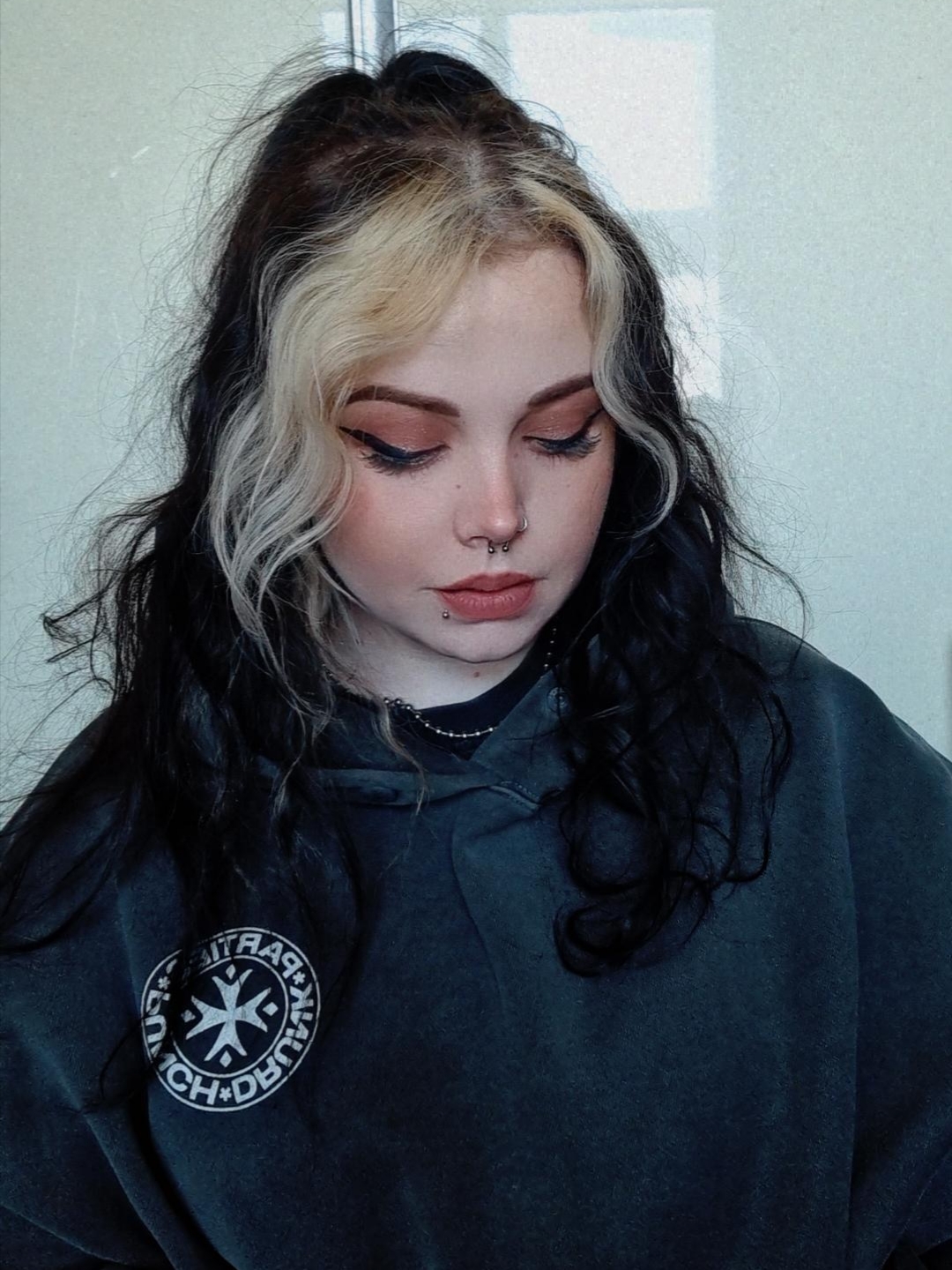 Punch Drunk Parties Circle Logo Garment Dyed Hoodie Charcoal 착용 스타일 - 2
