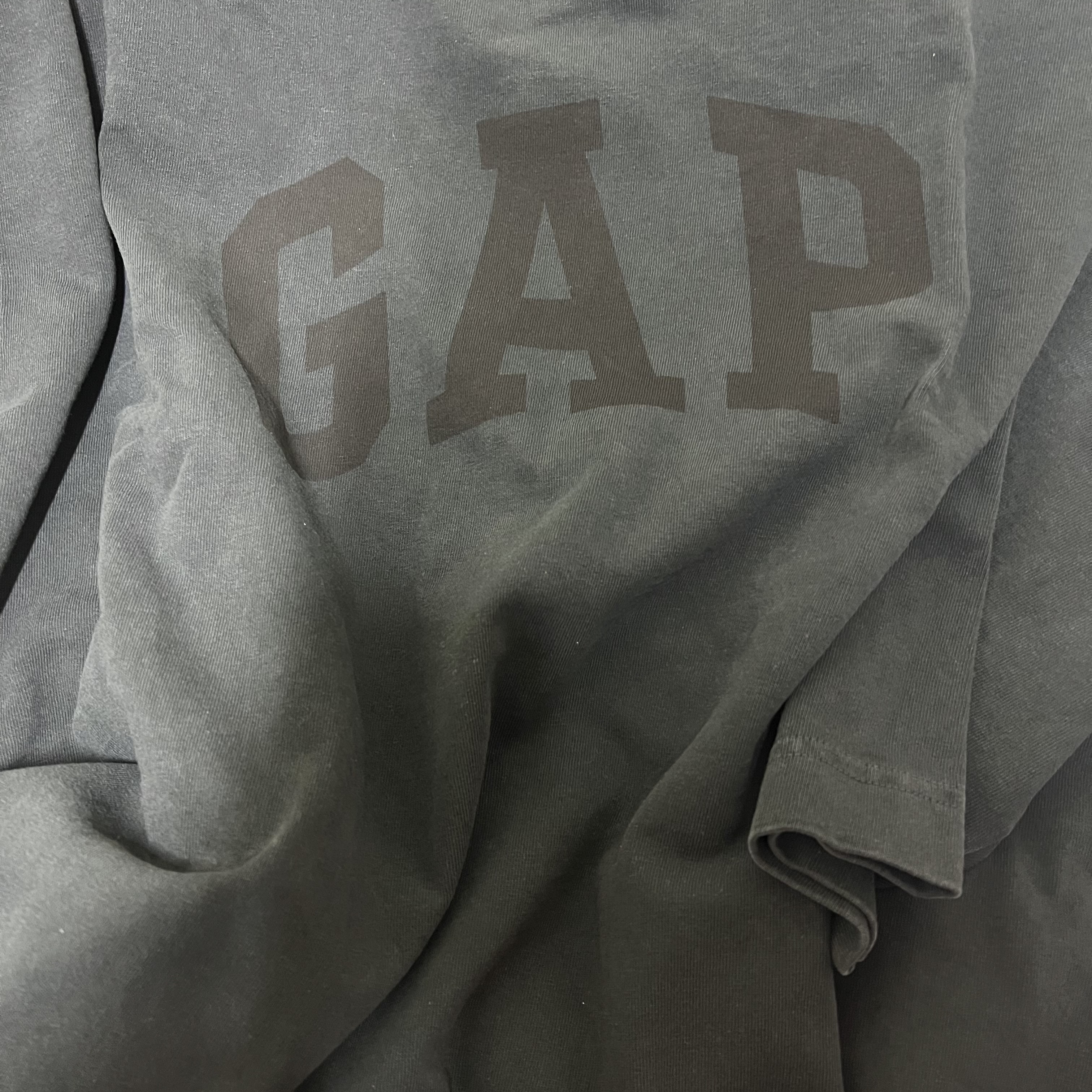 Yeezy Gap Engineered By Balenciaga Dove Long Sleeve T-Shirt Washed Black 착용 스타일 - 1