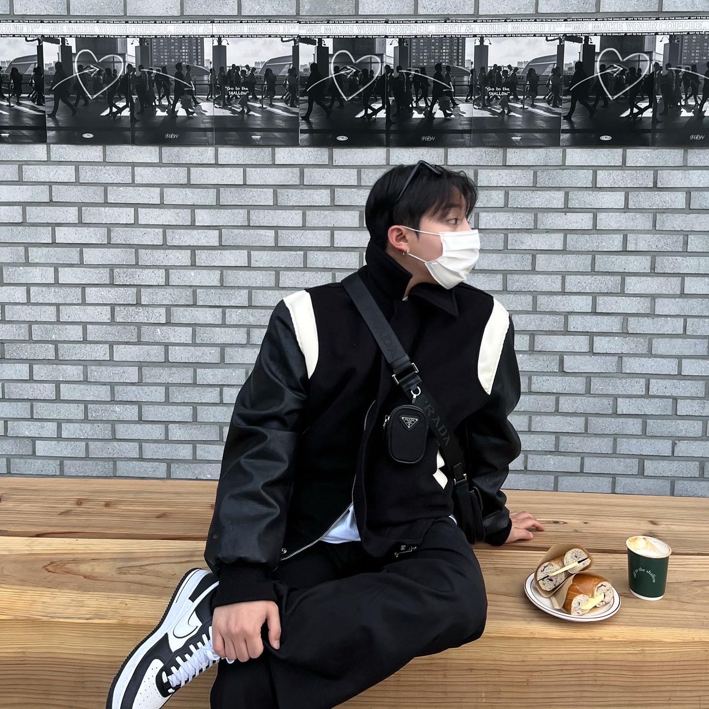 Nike Air Force 1 '07 LV8 White Black, Prada Re-Nylon and Saffiano Leather Shoulder Bag Black 착용 스타일 - 2