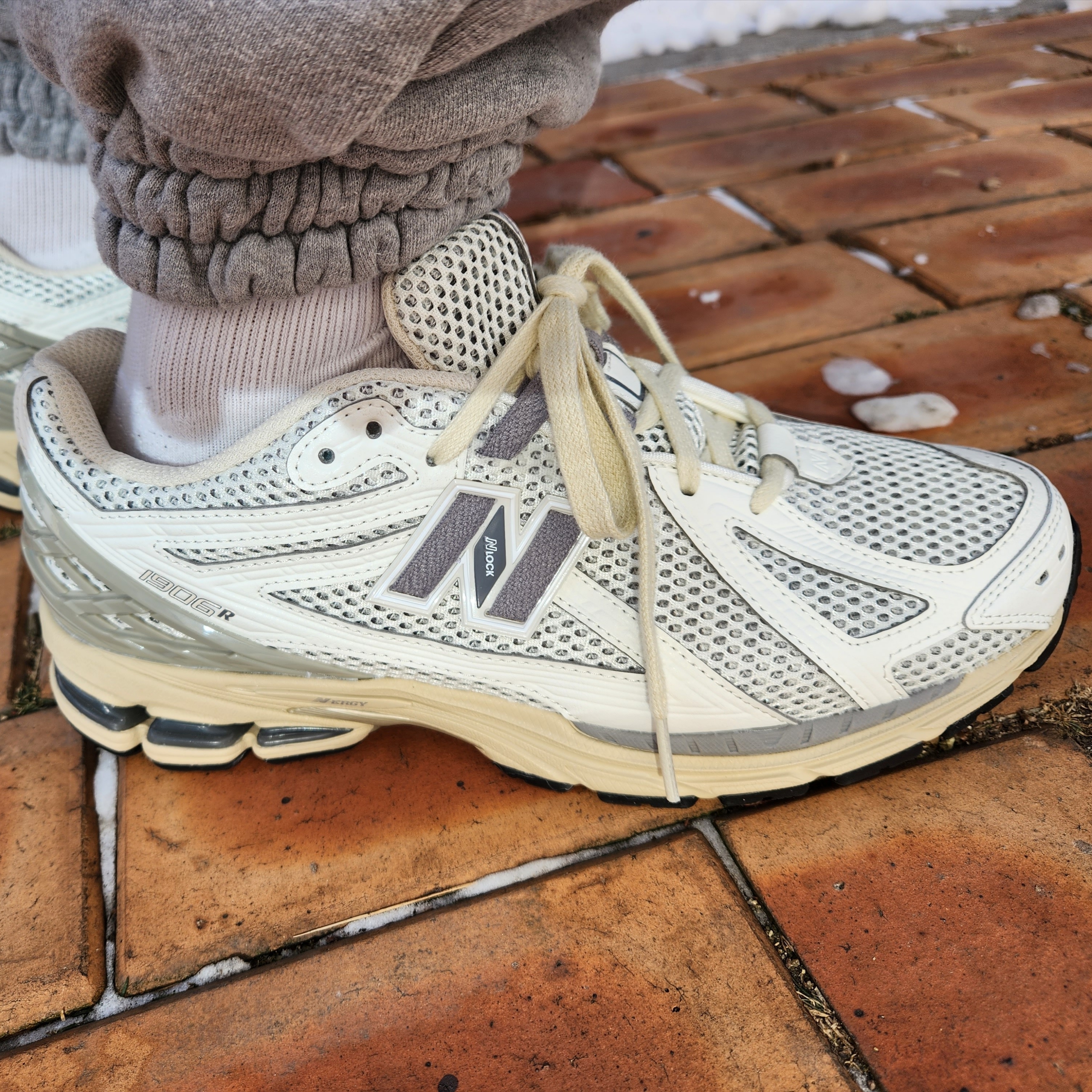 New Balance 1906R White Gray 착용 스타일 - 2
