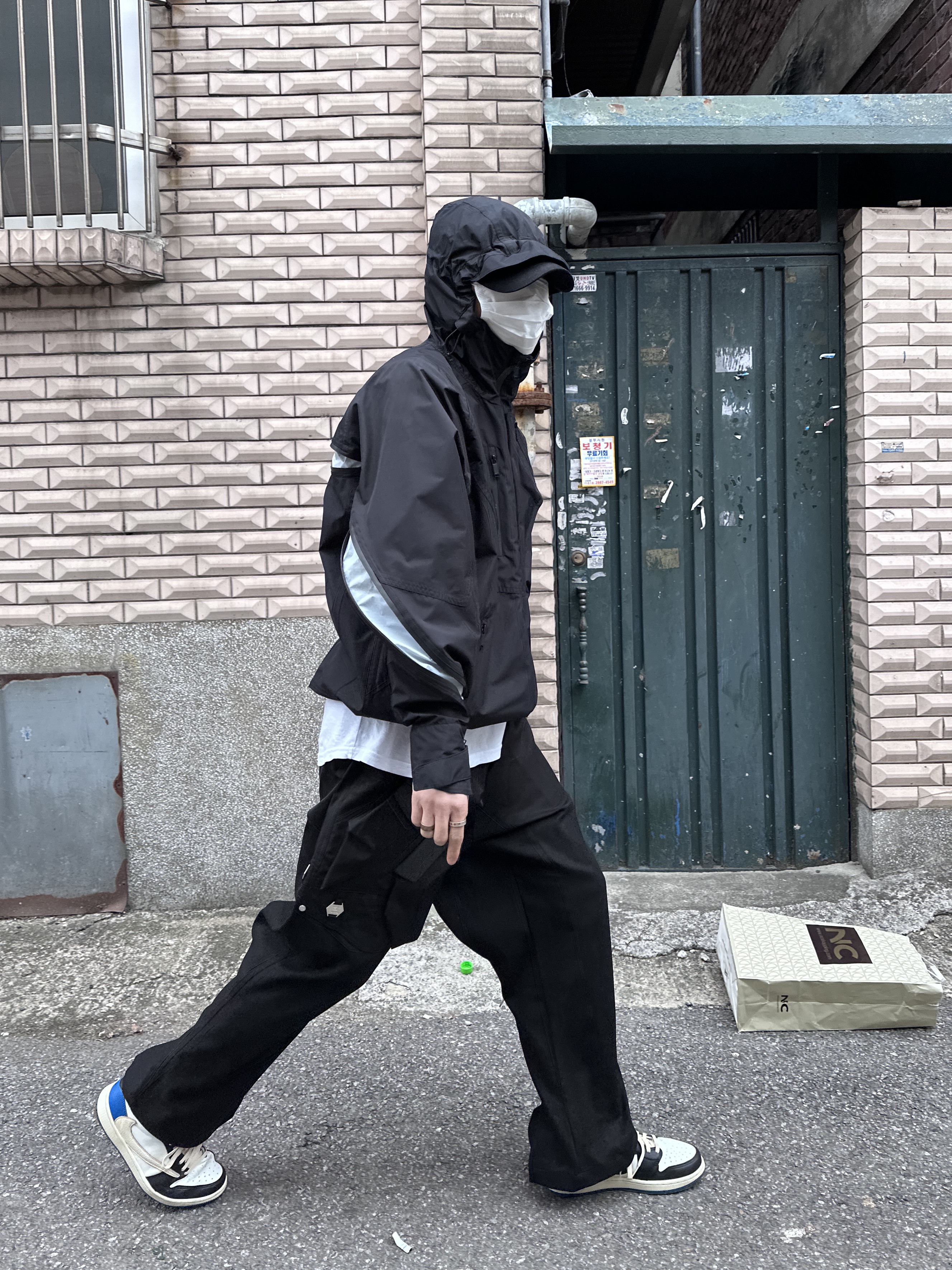 Undermycar Stuttgart Vintage Washing Ball Cap Black Red - 22SS, Undermycar x Ohhyunseog Boltume.5 Hardware Cargo Pocket Wide Pants Turbo Black - 22FW 착용 스타일 - 2
