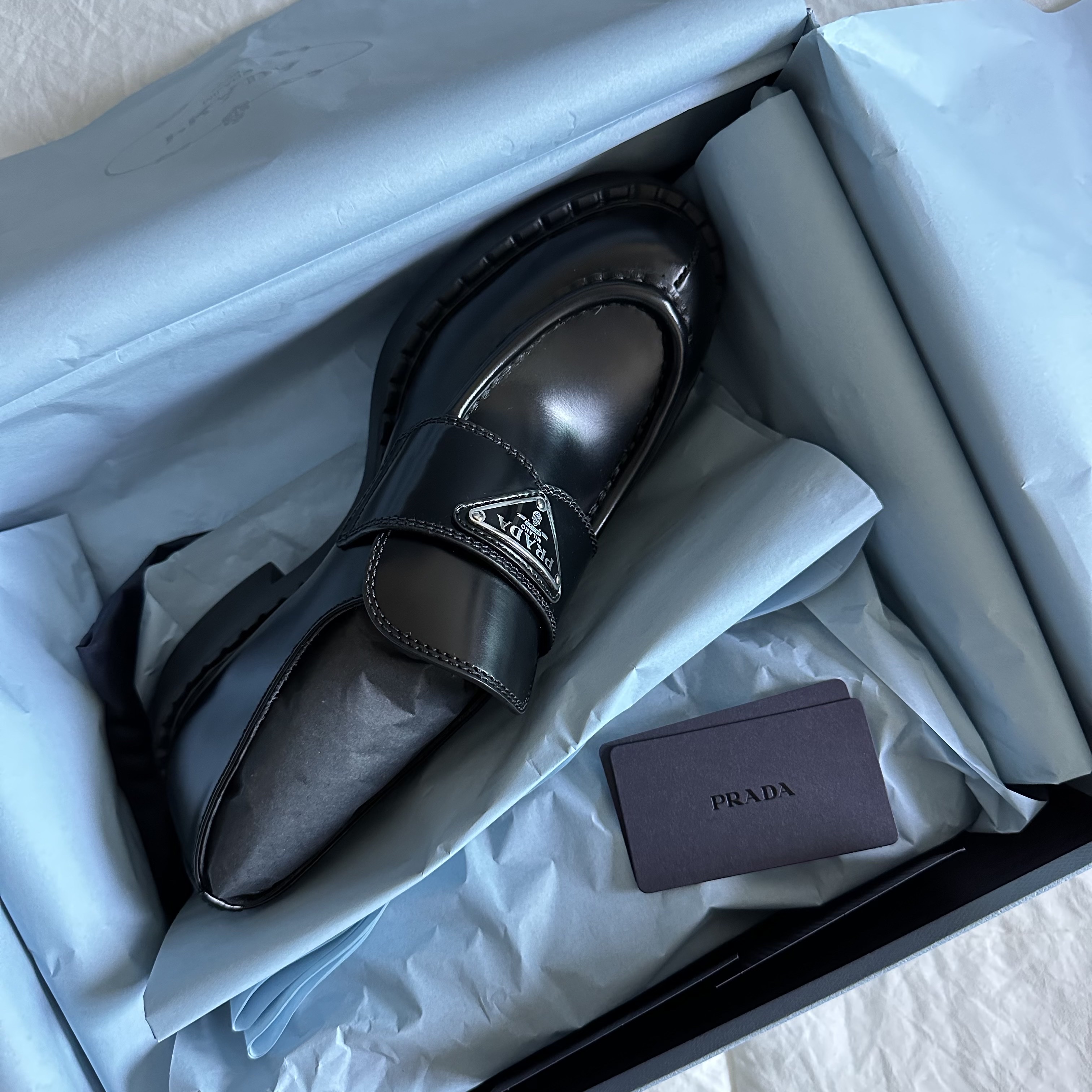 (W) Prada Chocolate Brushed Leather Loafers Black 착용 스타일 - 1
