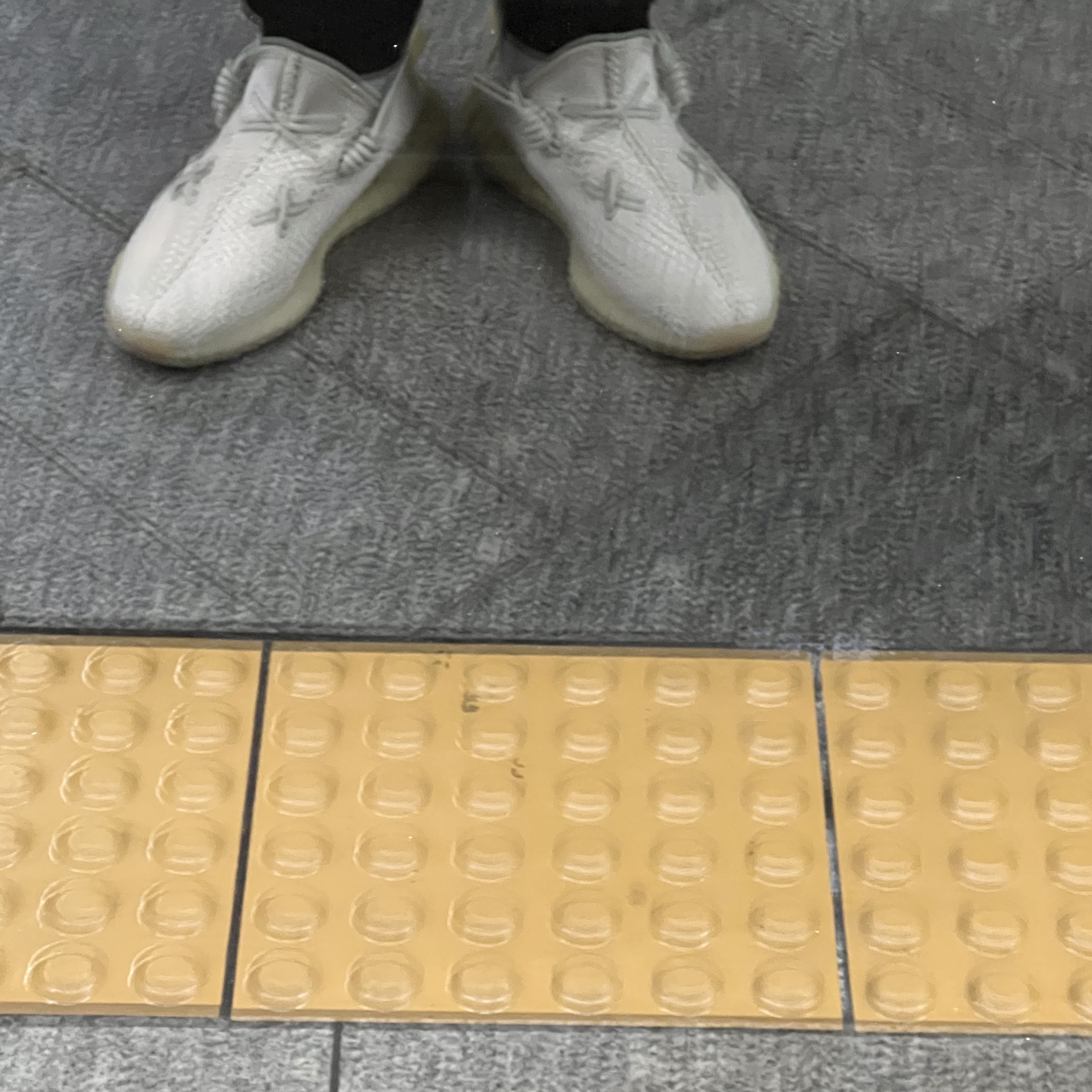 Adidas Yeezy Boost 350 V2 Light 착용 스타일