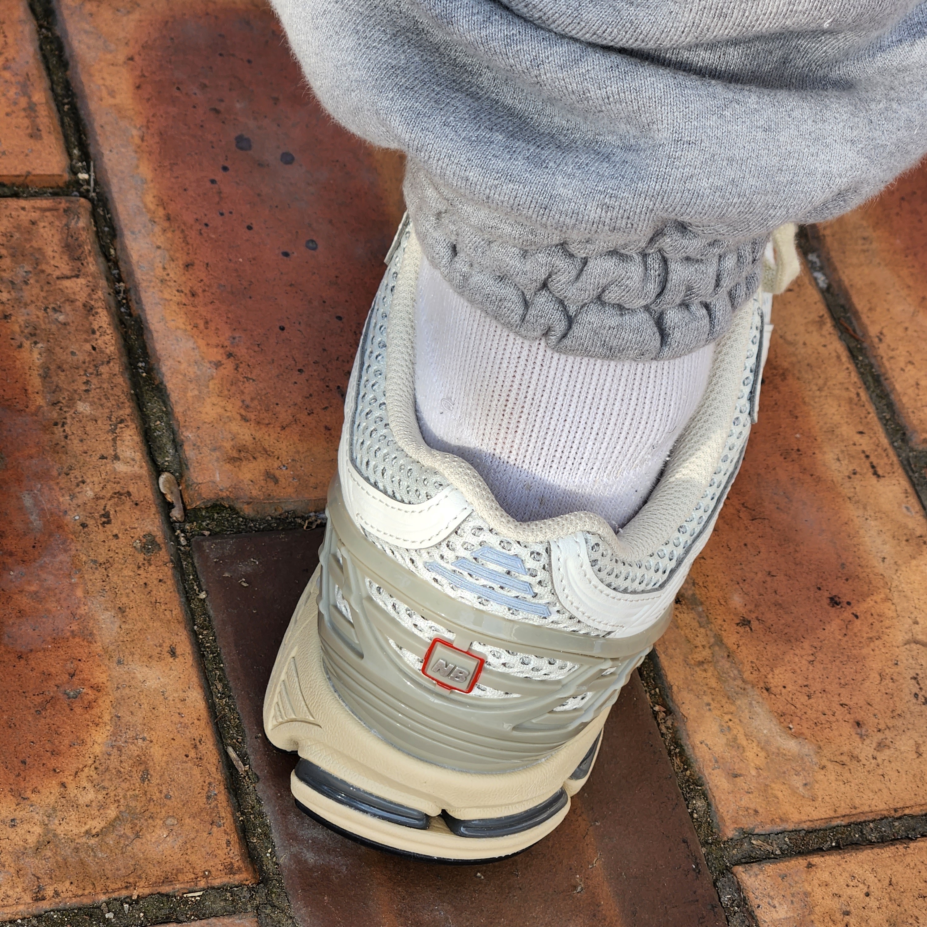 New Balance 1906R White Gray 착용 스타일 - 3