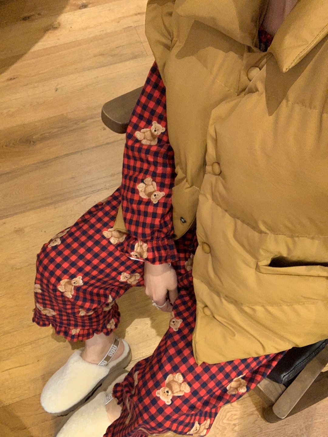 (Kids) UGG Fluff Yeah Clog Natural 착용 스타일 - 1