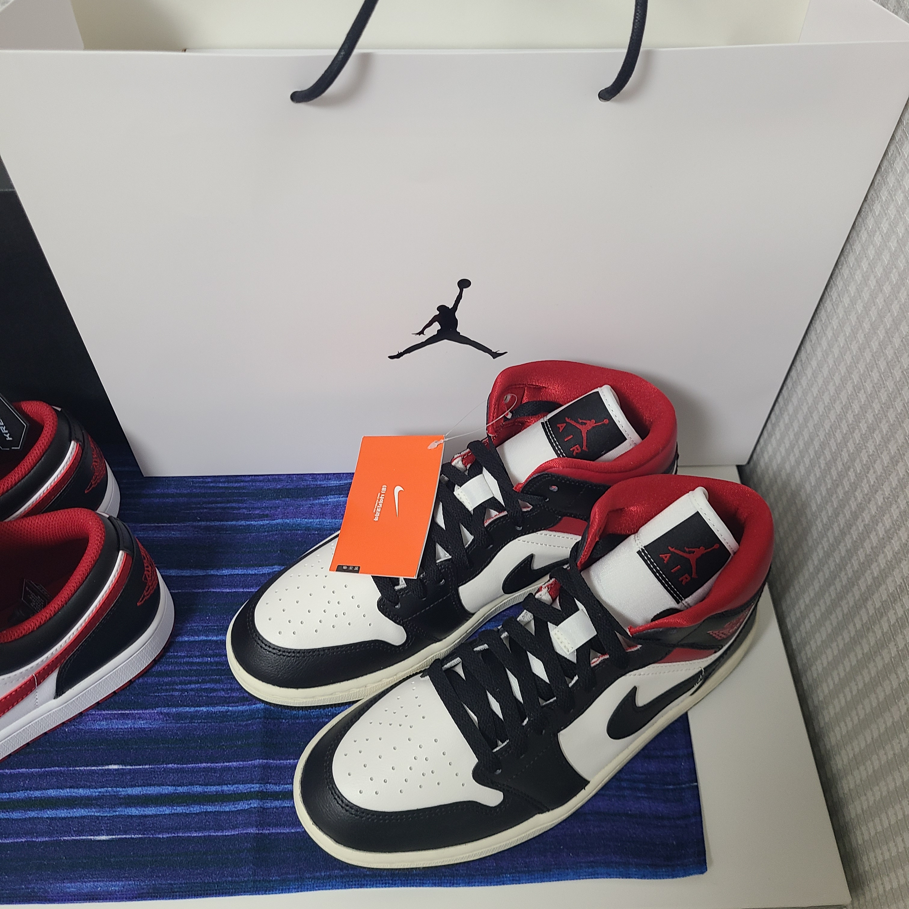 (W) Jordan 1 Mid Black Gym Red 착용 스타일
