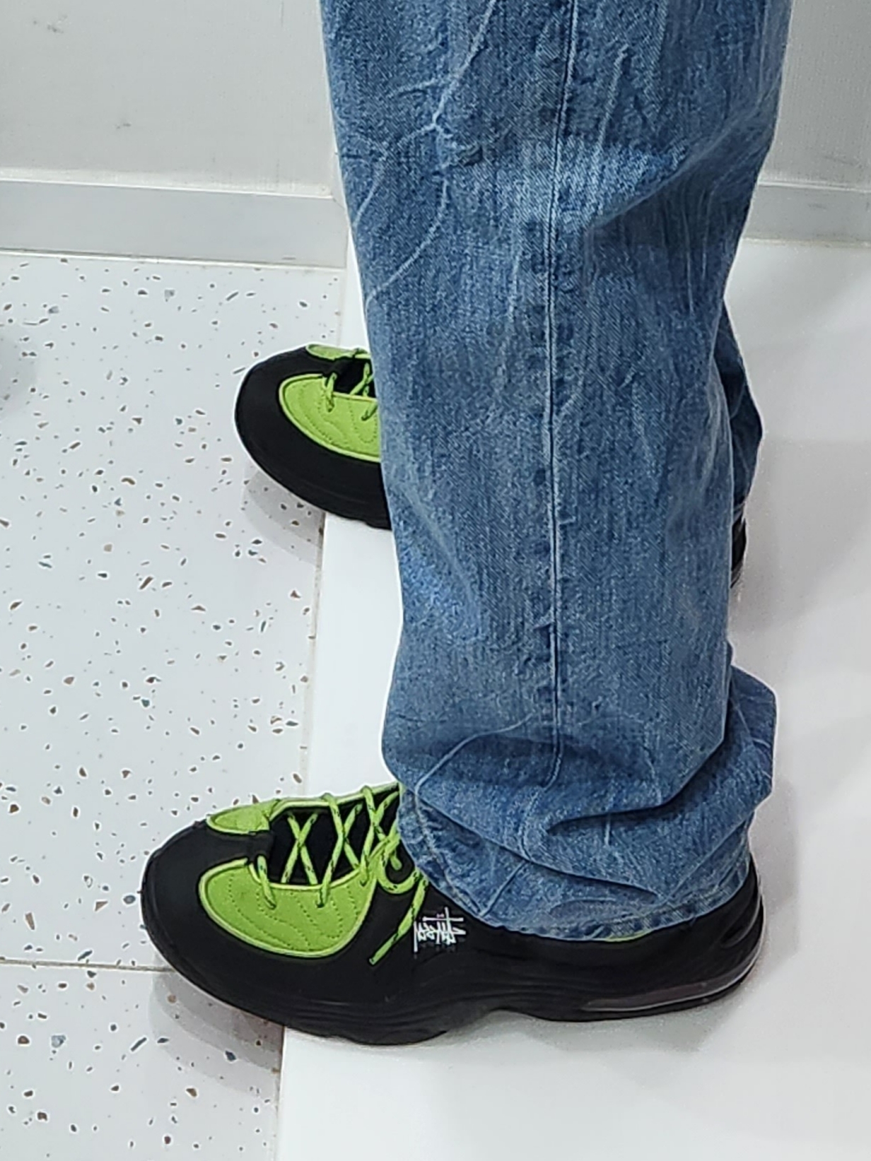 Nike x Stussy Air Penny II Vivid Green and Black 착용 스타일 - 1