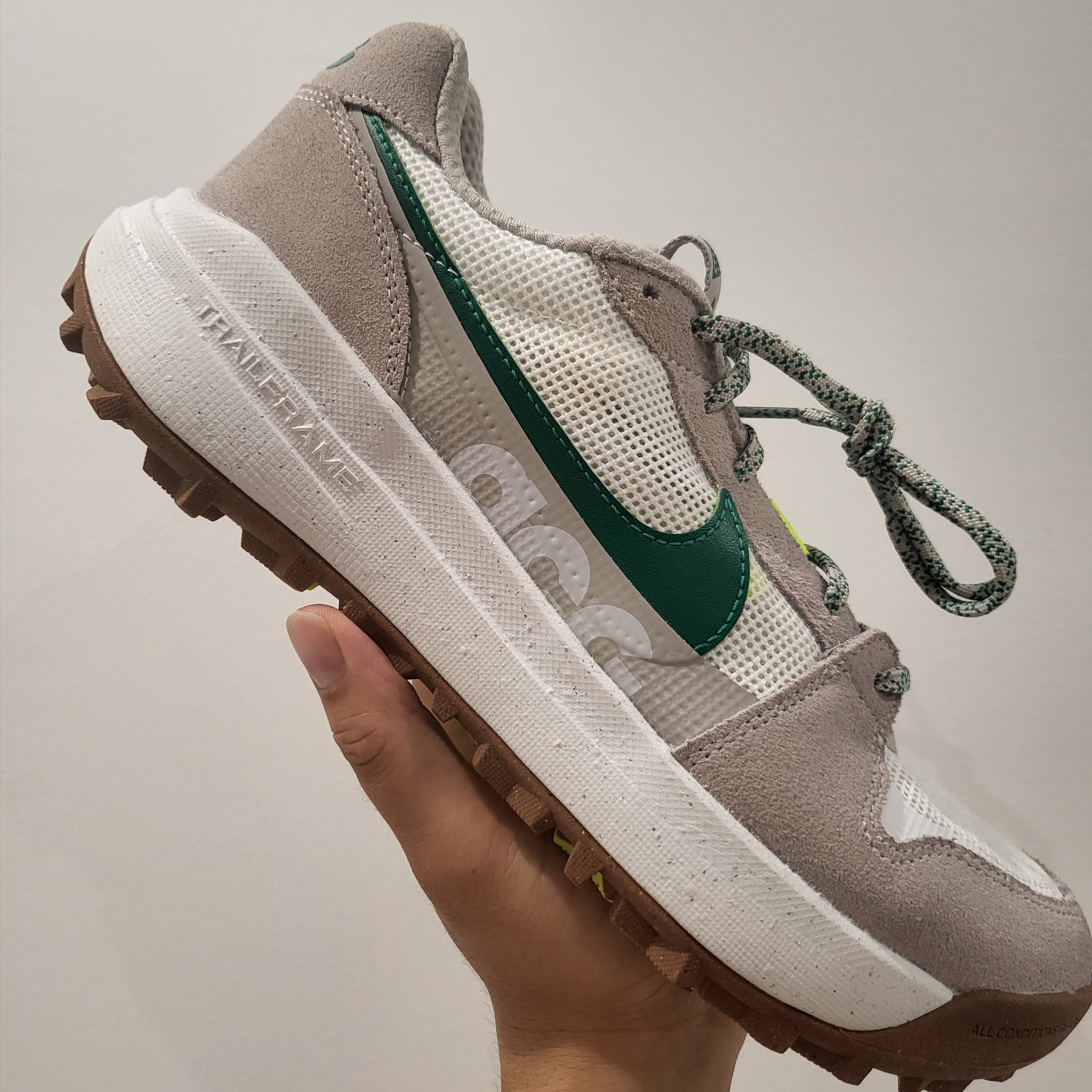 Nike ACG Lowcate Light Iron Ore 착용 스타일