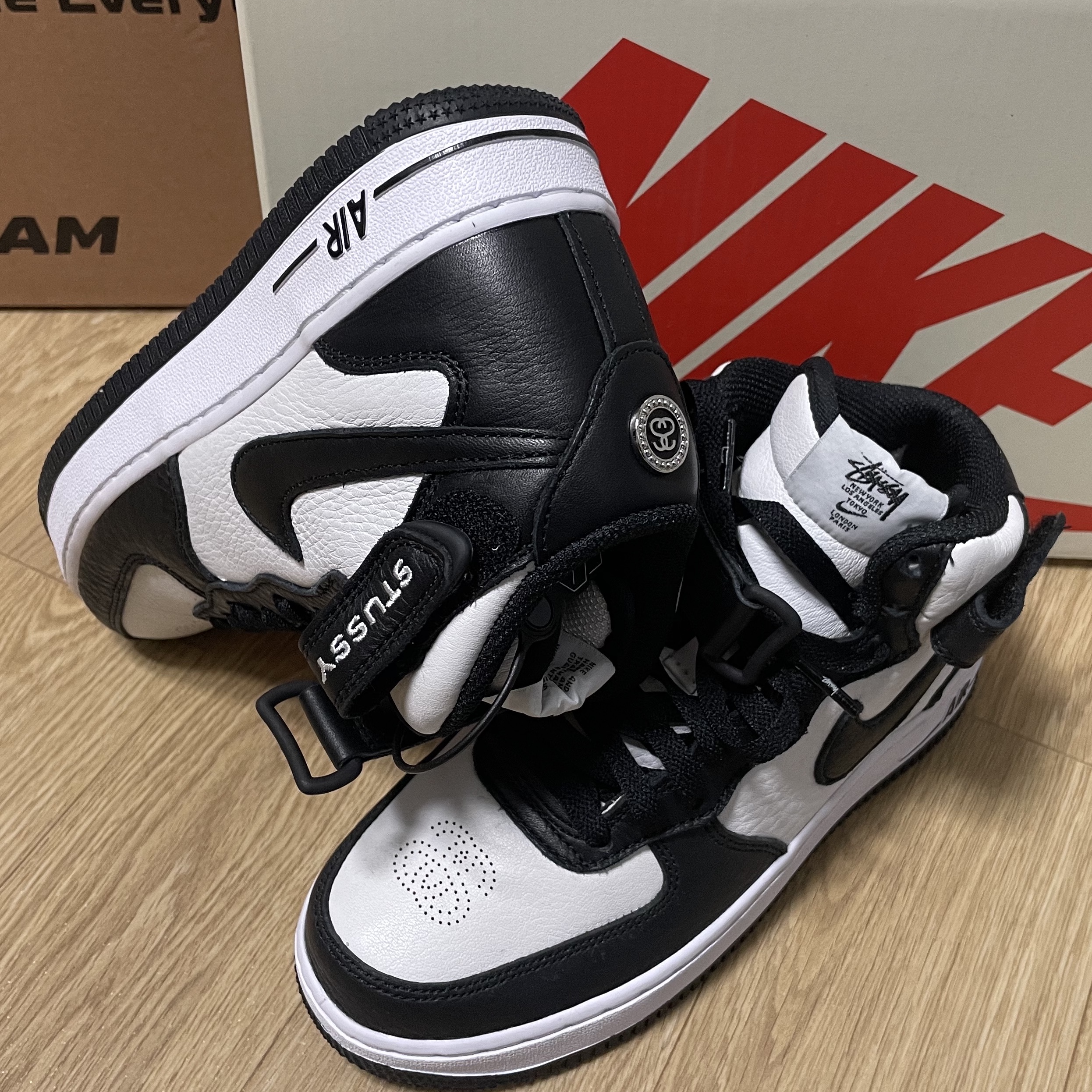 Nike x Stussy Air Force 1 '07 Mid SP Black and Light Bone 착용 스타일