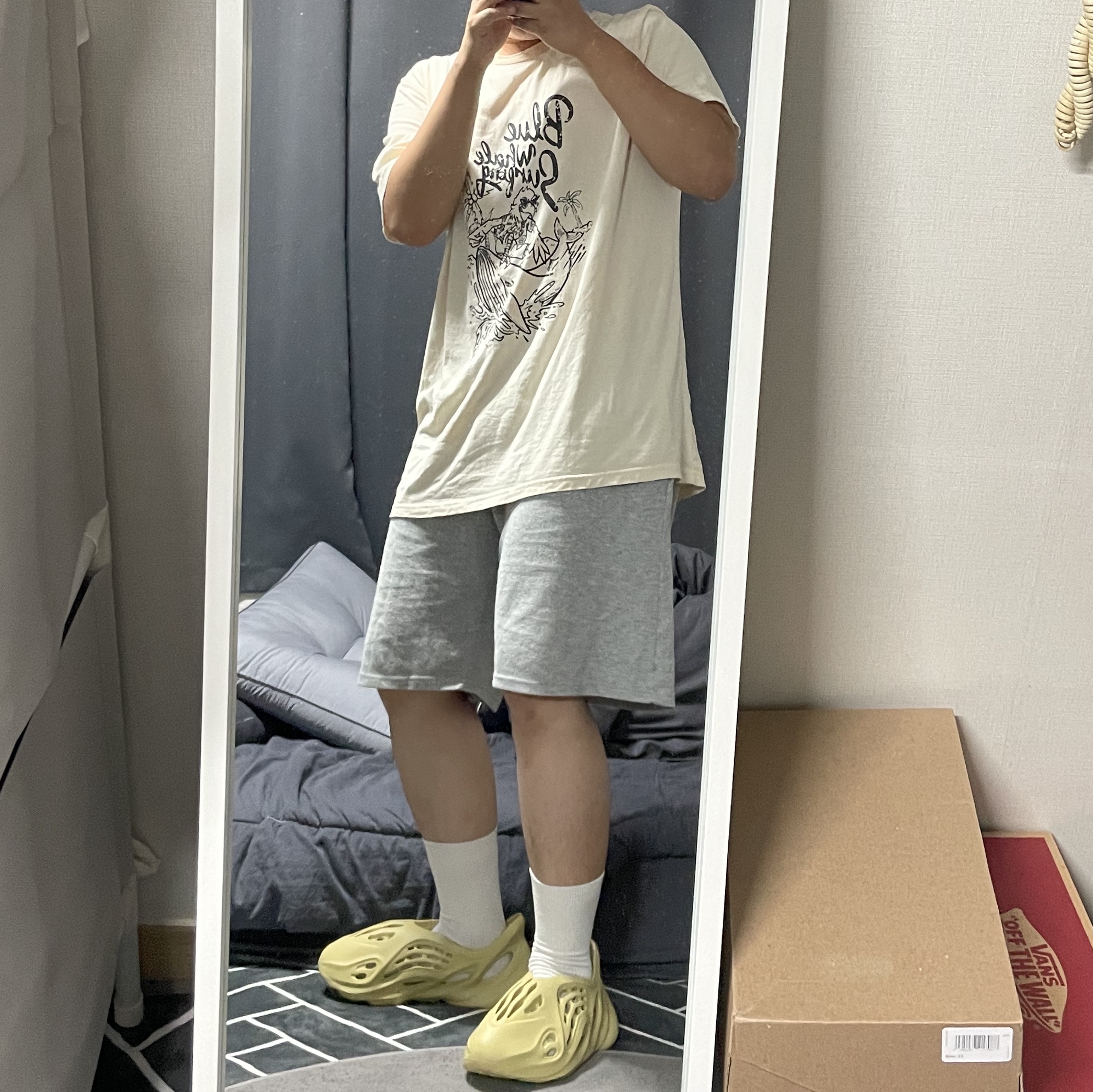 Adidas Yeezy Foam RNNR Sulfur 착용 스타일 - 2