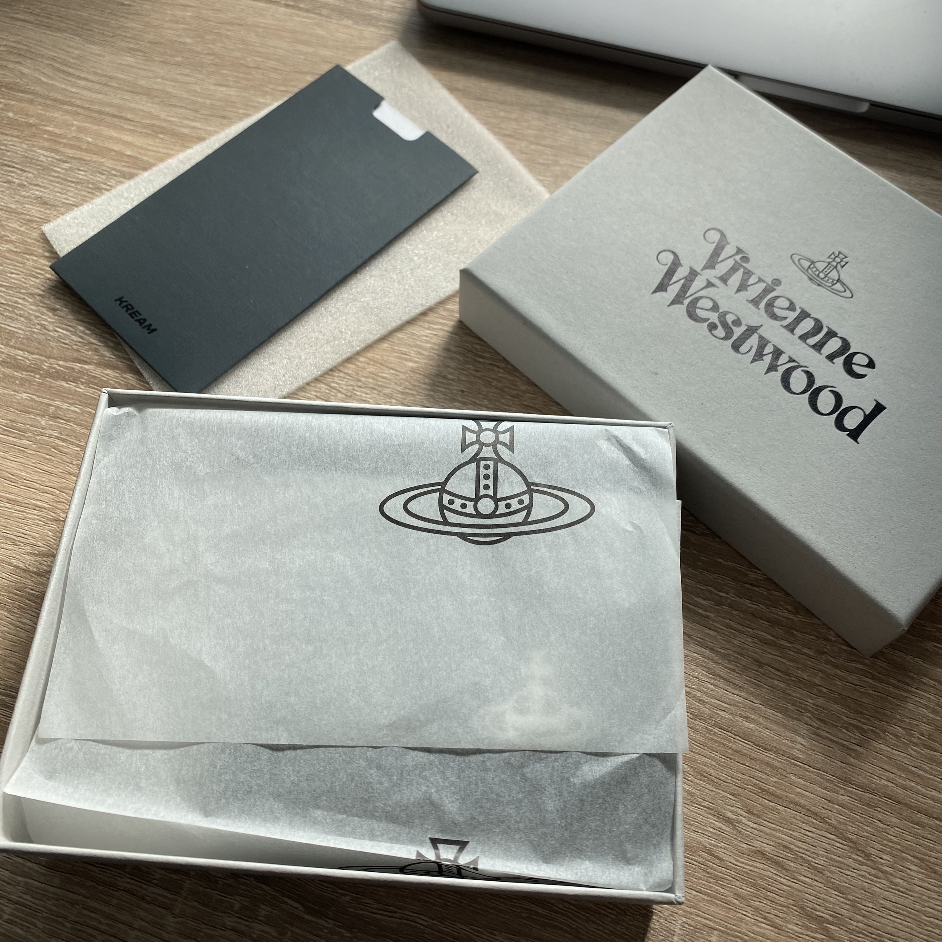 Vivienne Westwood Derby Bill Fold Wallet with Coin Pocket Black 착용 스타일 - 1