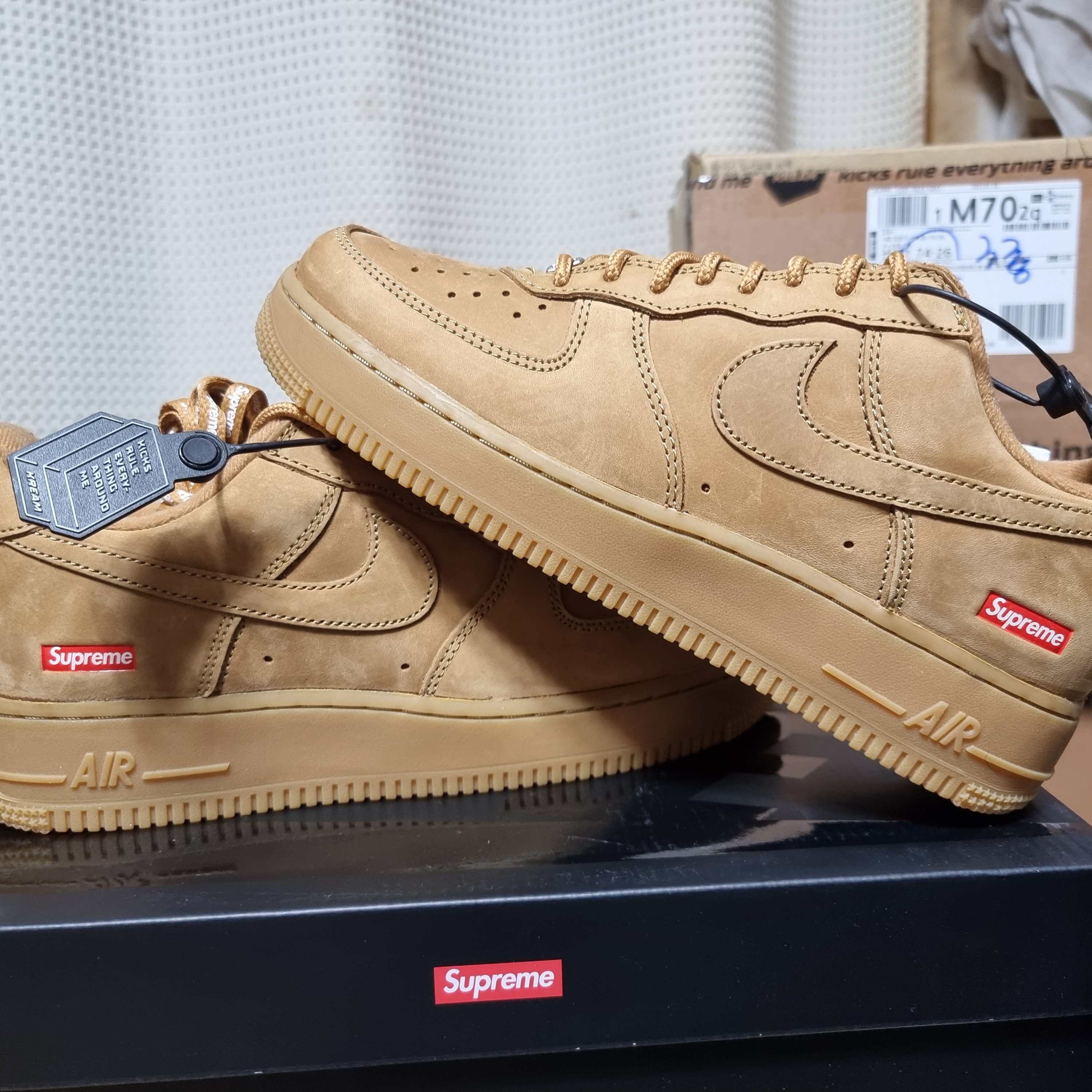 Nike x Supreme Air Force 1 Low Flax 착용 스타일