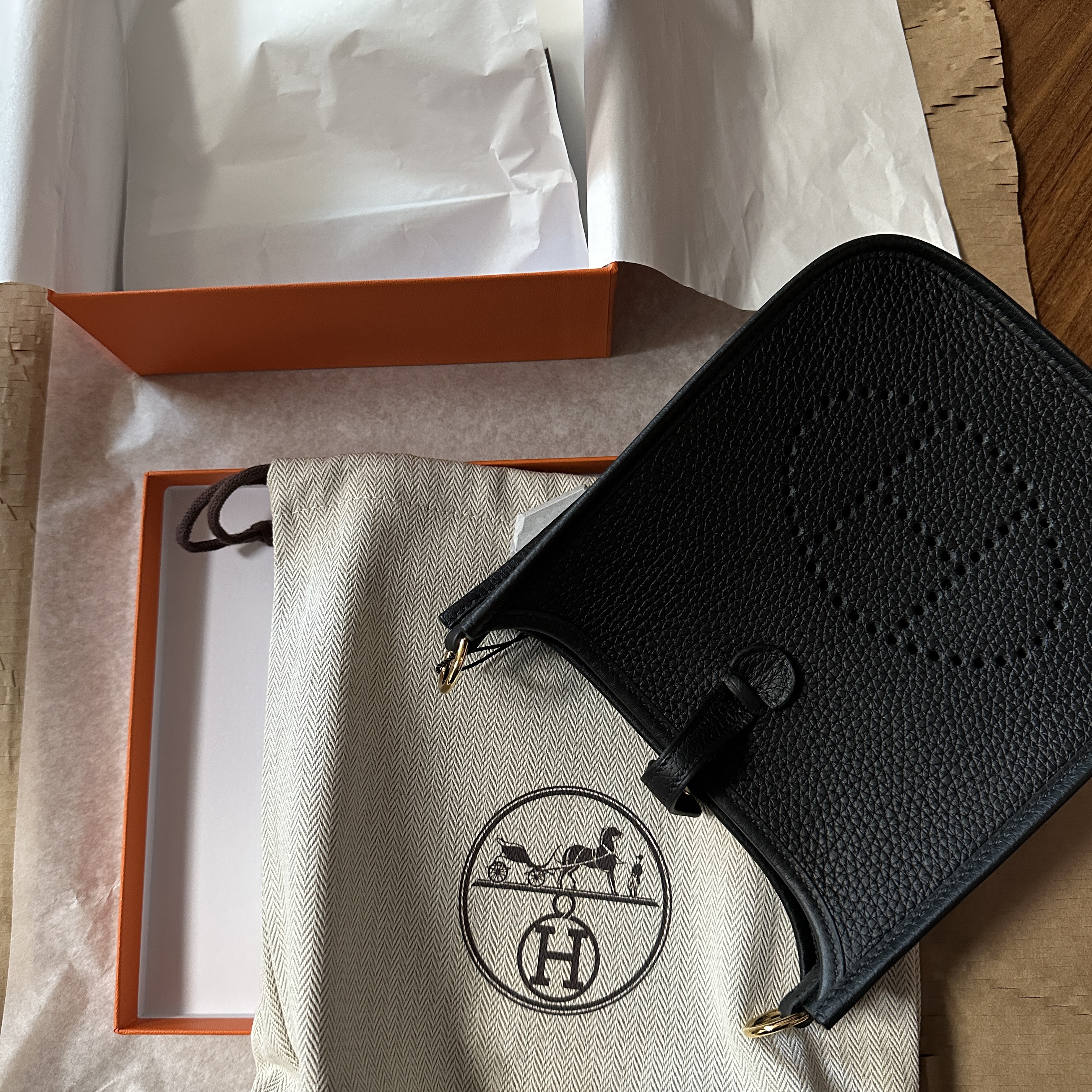 Hermes Evelyne 16 Amazone Bag Clemence & Gold Noir 착용 스타일