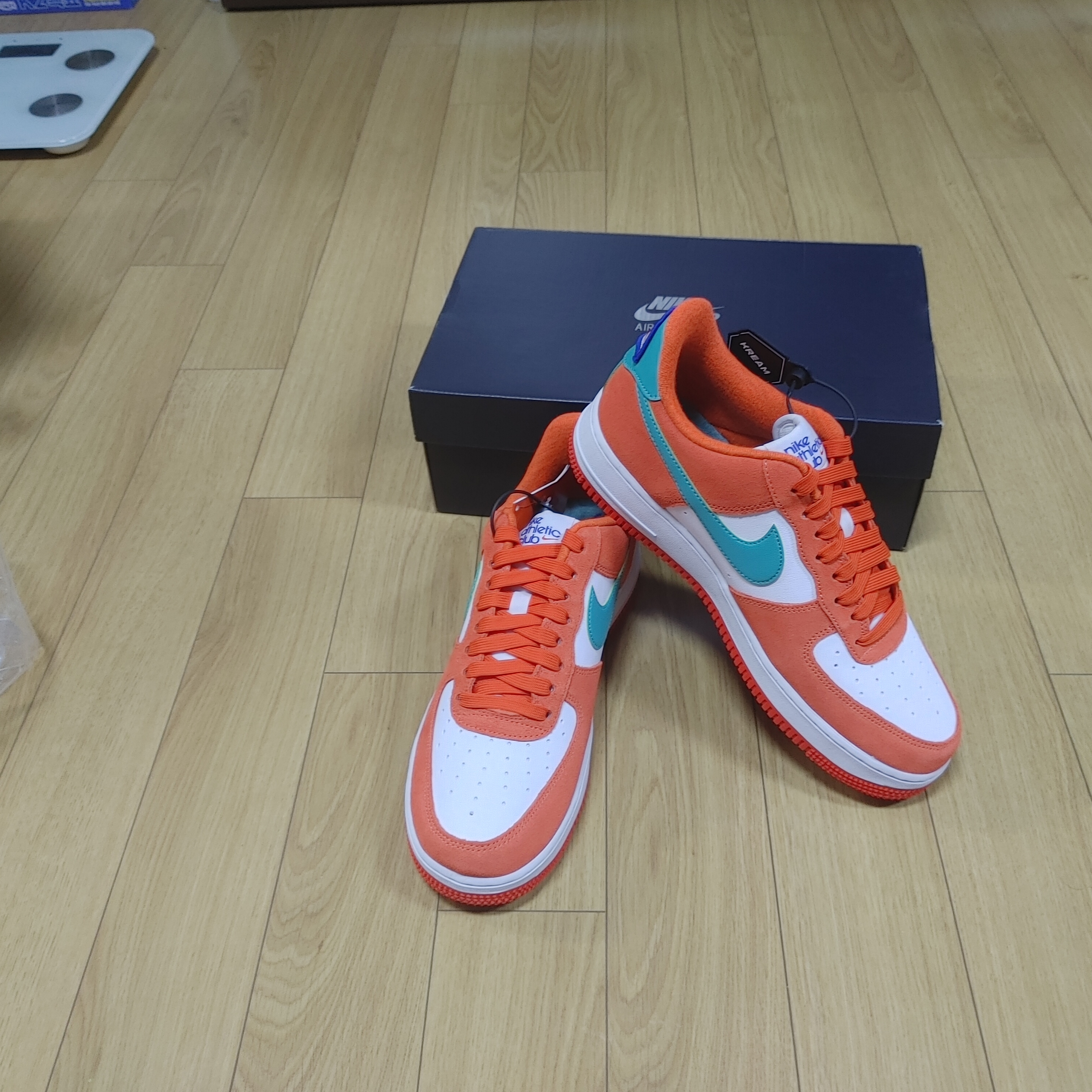 Nike Air Force 1 '07 LV8 Athletic Club Rush Orange Washed Teal 착용 스타일 - 5