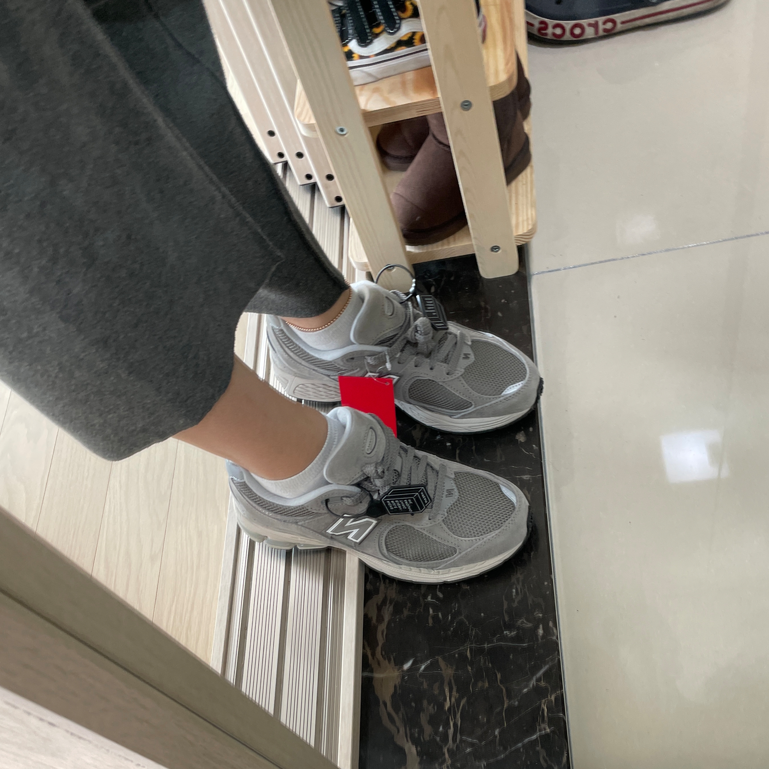New Balance 2002R Grey 착용 스타일