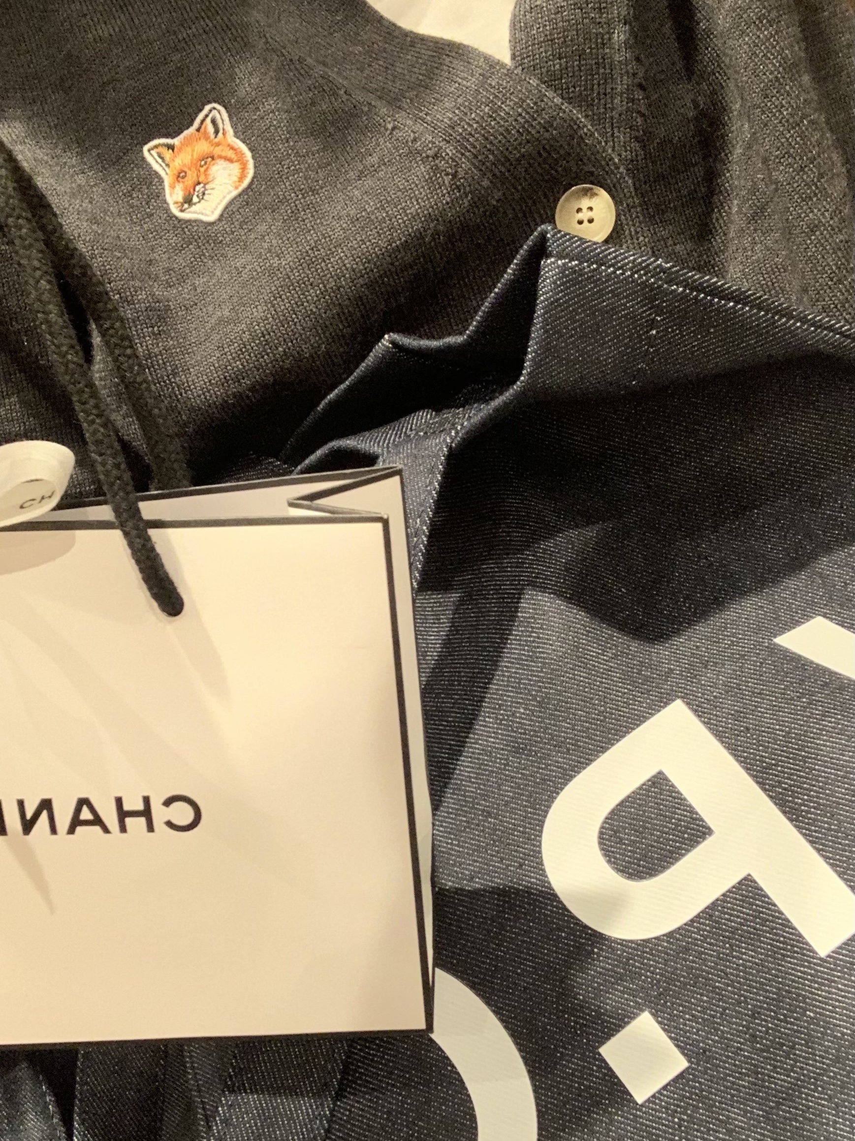 Maison Kitsune Fox Head Patch Classic Cardigan Anthracite Melange, A.P.C. Laure Tote Bag Blue 착용 스타일 - 5