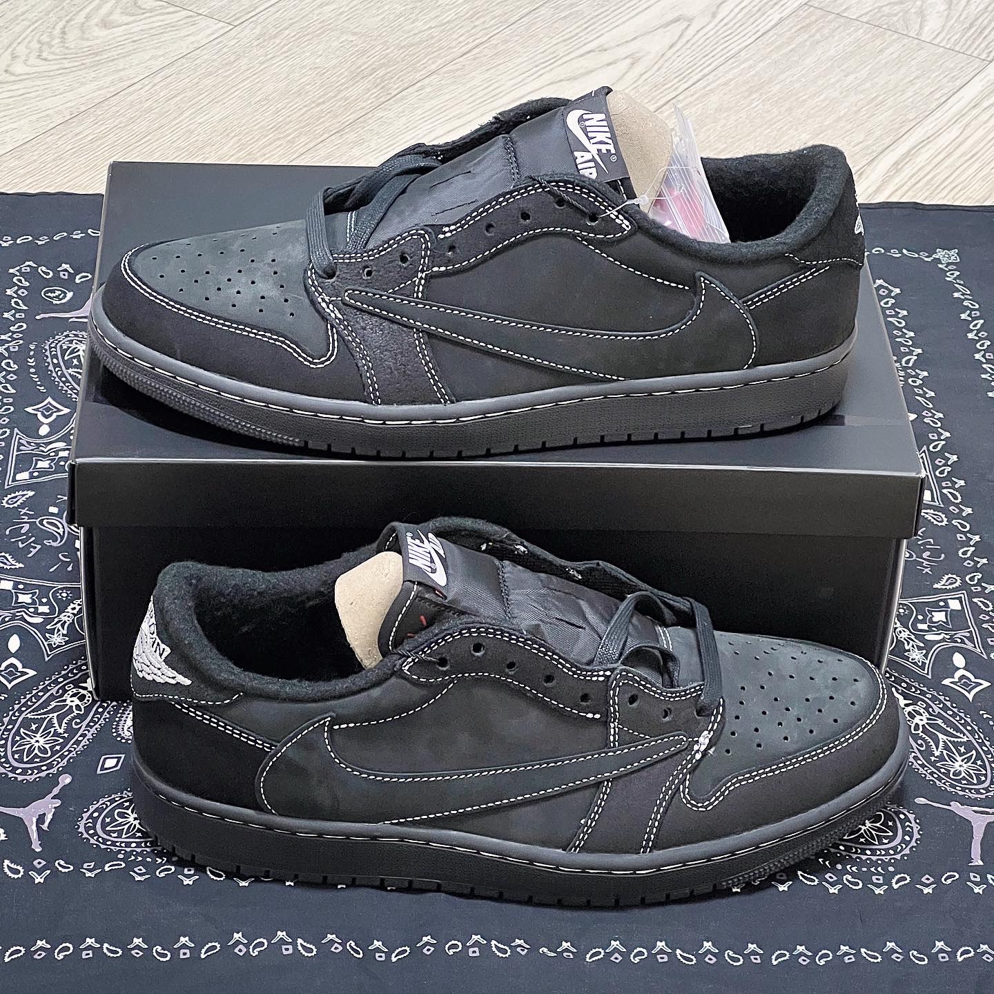 Jordan 1 x Travis Scott Retro Low OG SP Black Phantom 착용 스타일 - 3