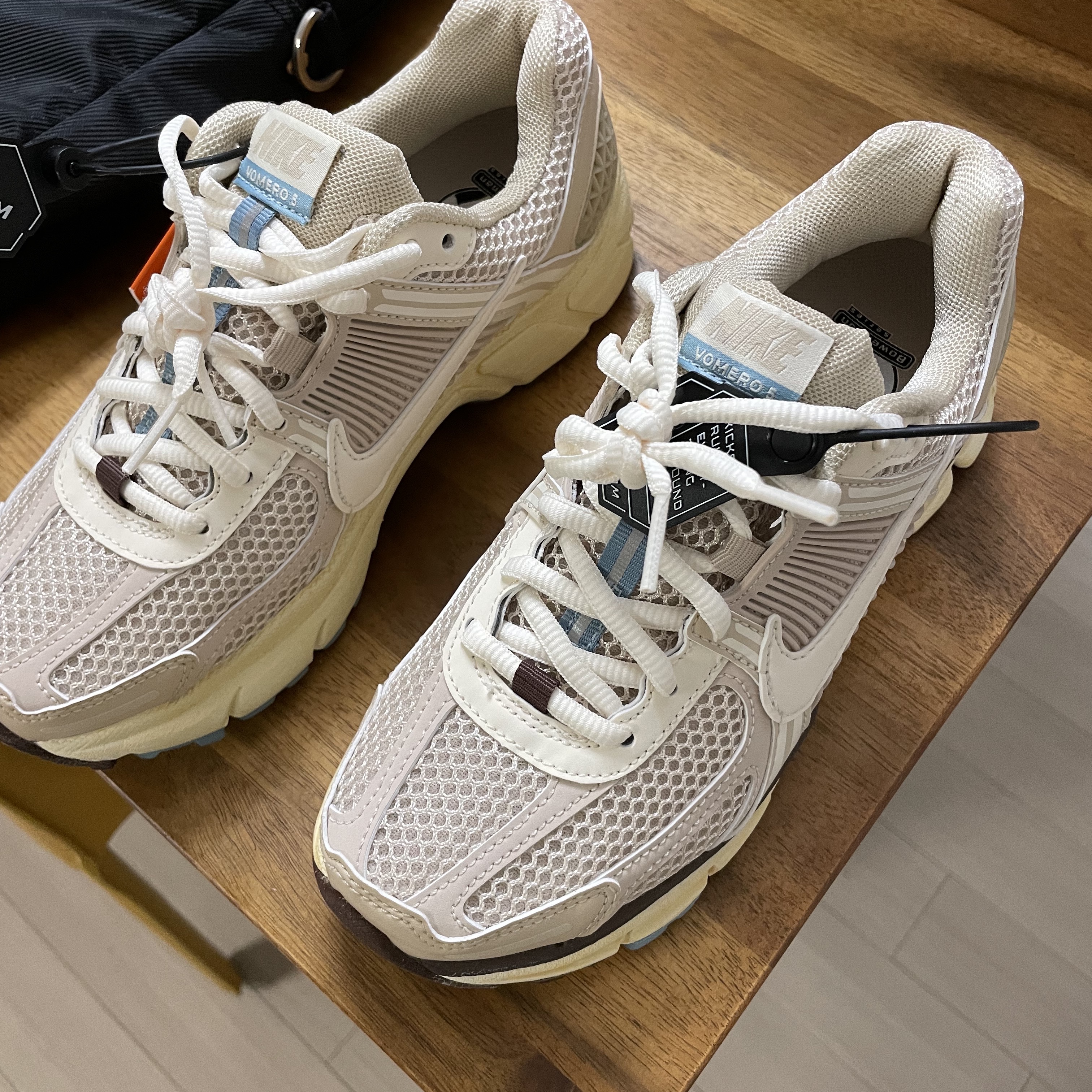 (W) Nike Zoom Vomero 5 Oatmeal 착용 스타일