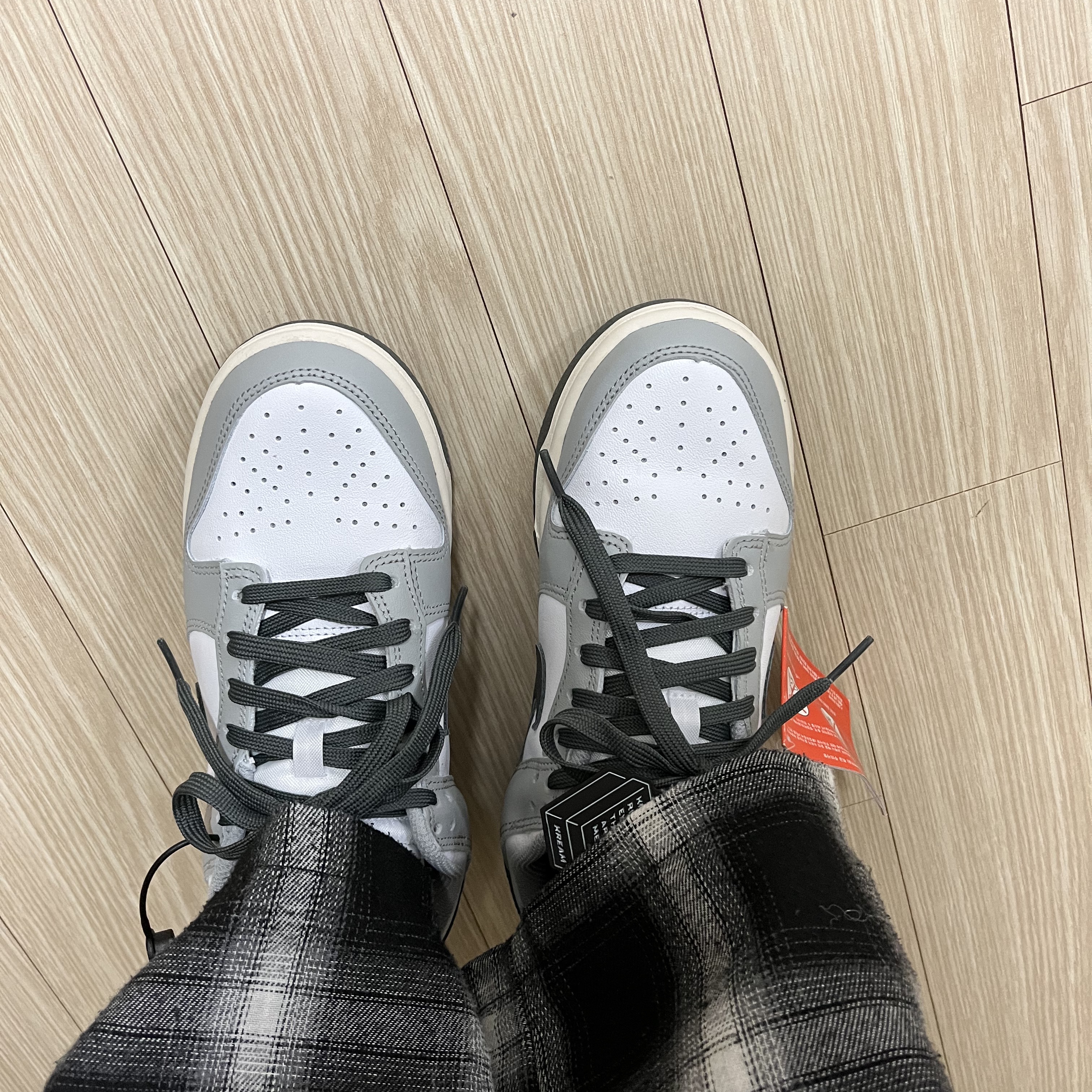 (W) Nike Dunk Low Light Smoke Grey 착용 스타일 - 1