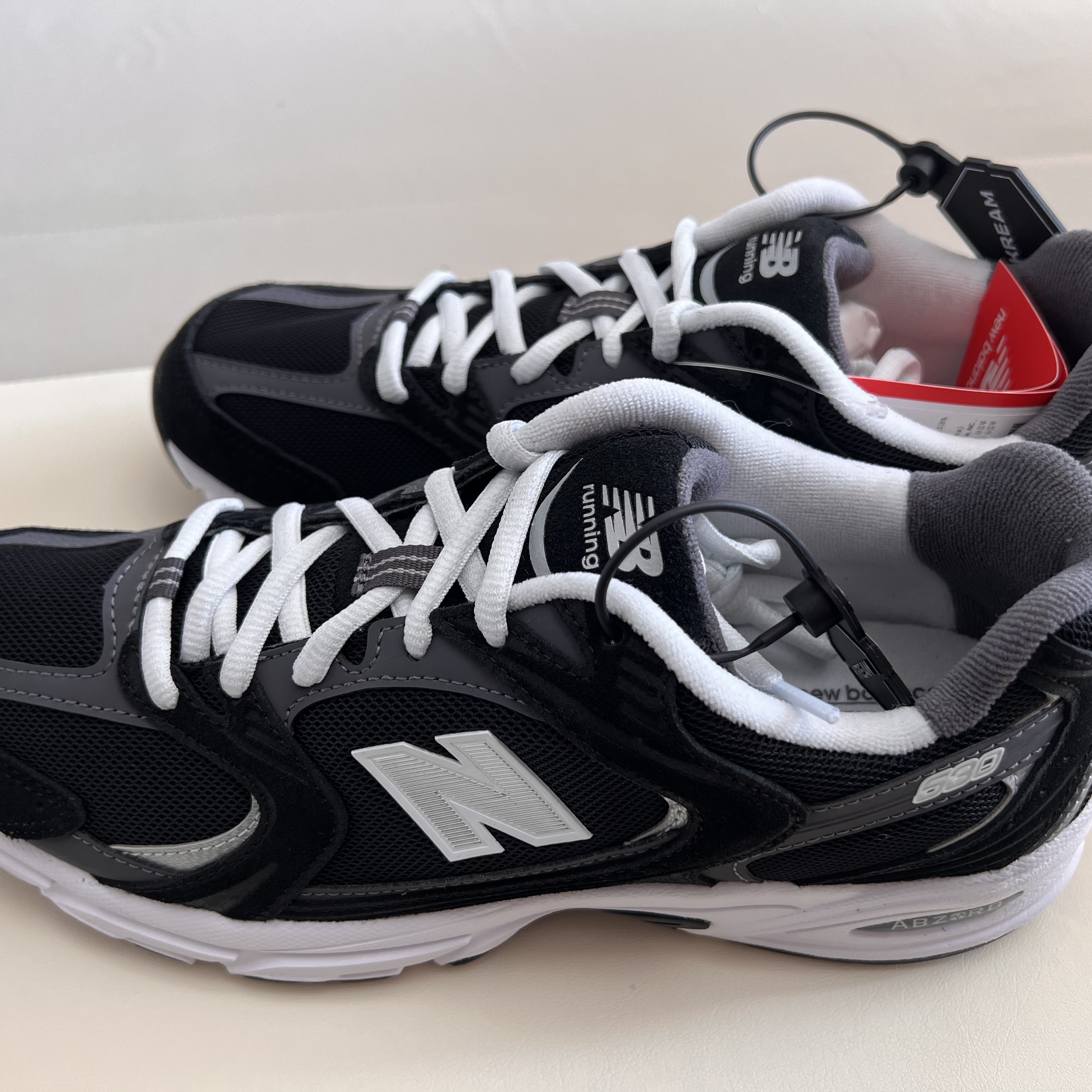 New Balance 530 Classic Black 착용 스타일