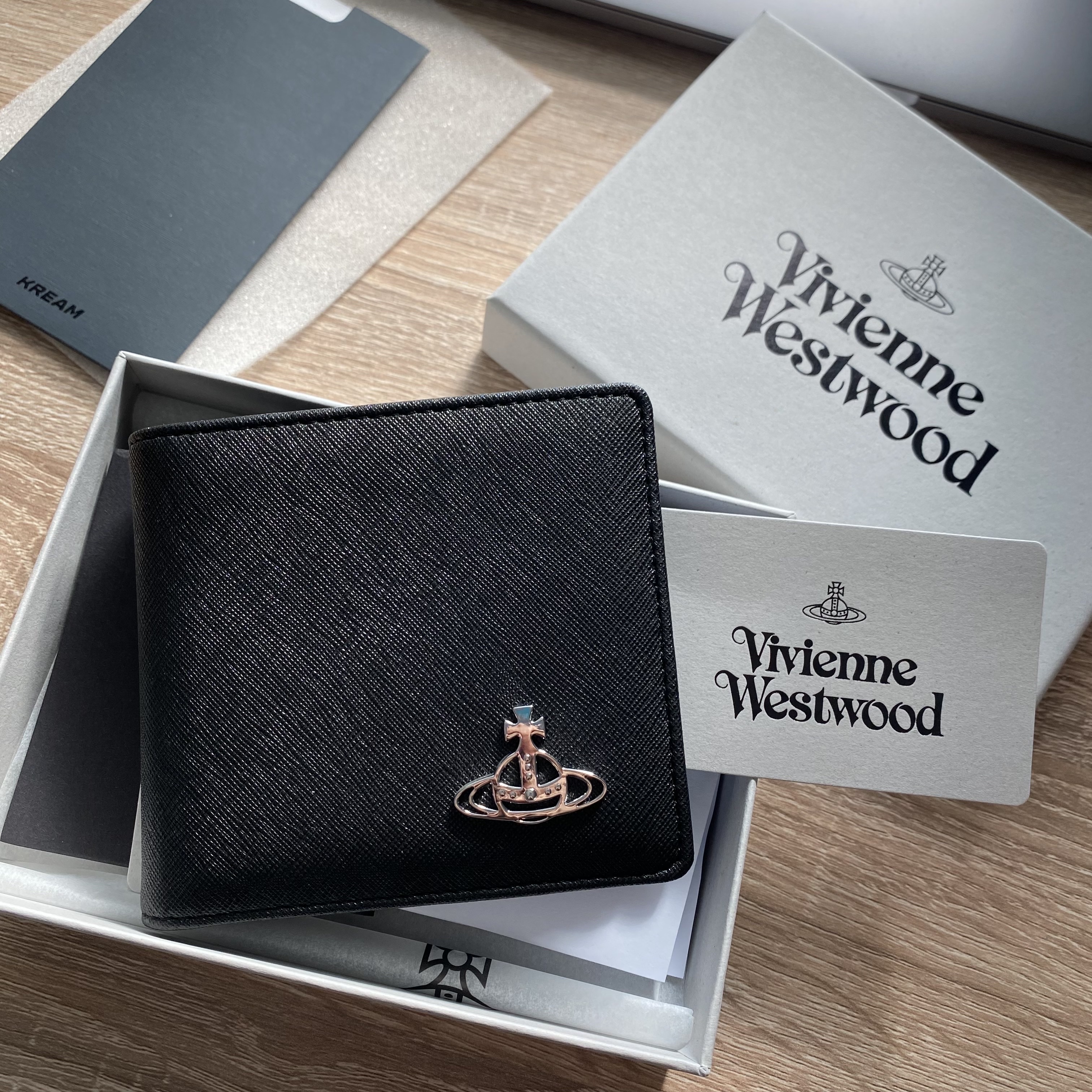 Vivienne Westwood Derby Bill Fold Wallet with Coin Pocket Black 착용 스타일 - 2