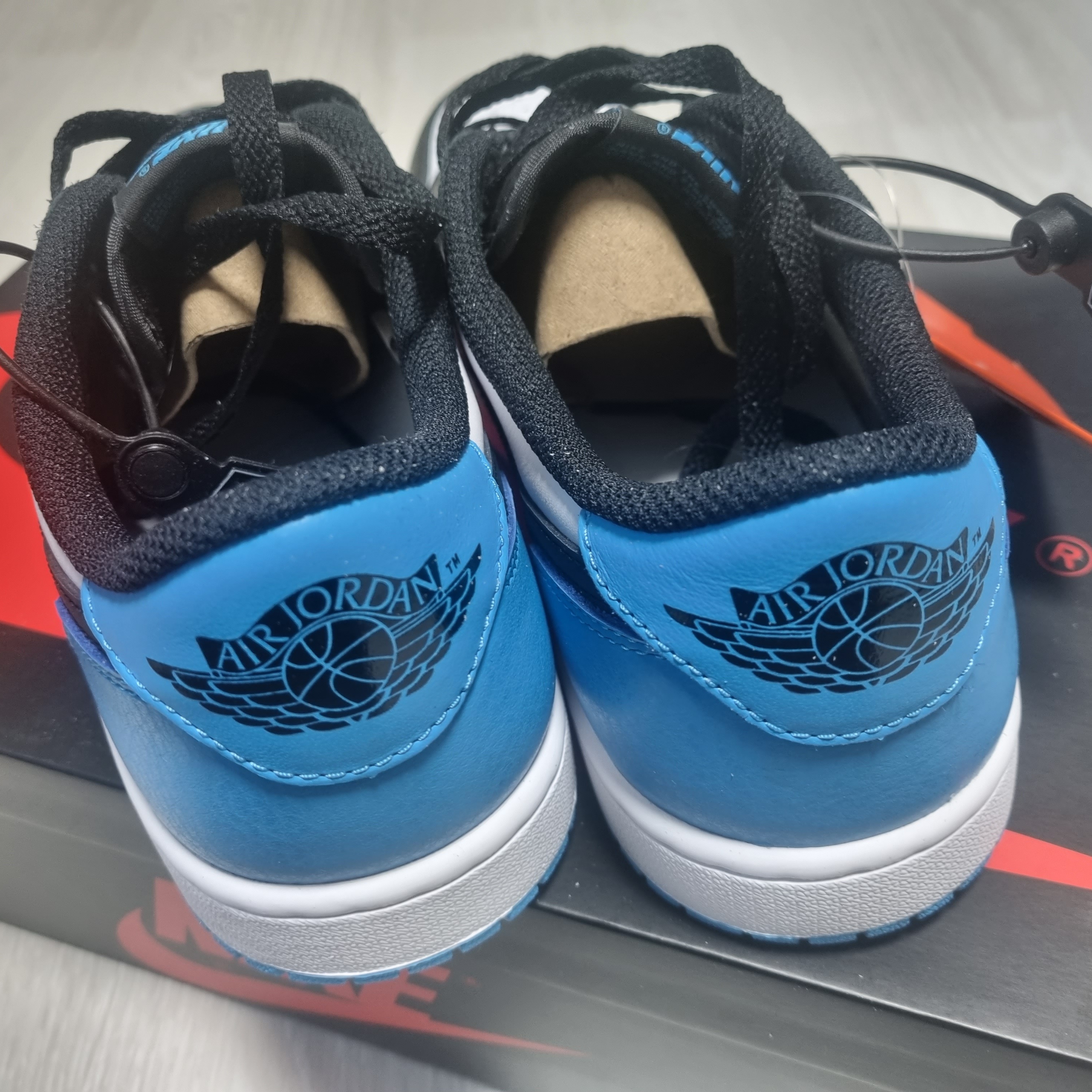 Jordan 1 Retro Low OG Black and Dark Powder Blue 착용 스타일 - 2