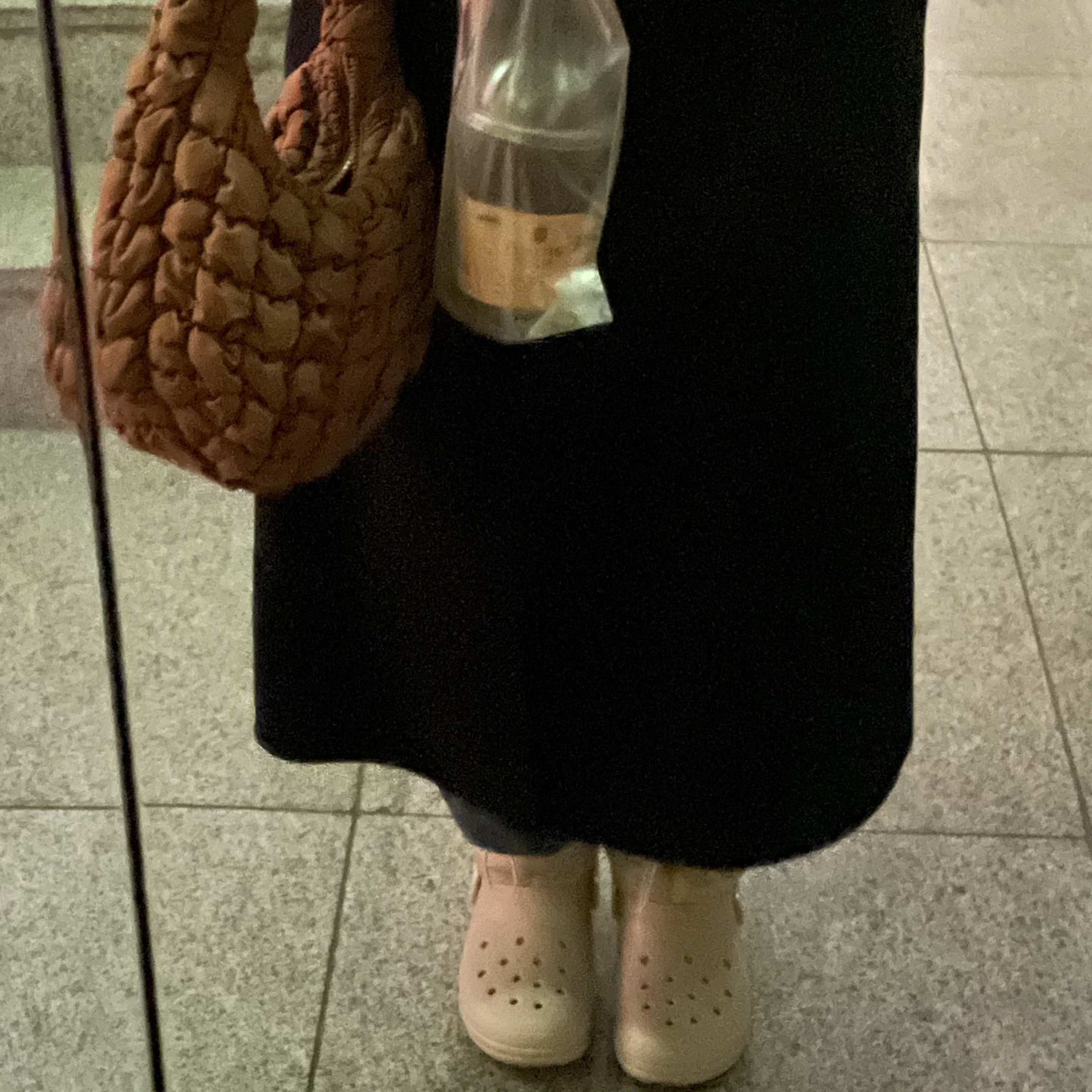 (Kids) Crocs Classic Lined Neo Puff Boot Bone, COS Quilted Mini Bag Brown 착용 스타일 - 3