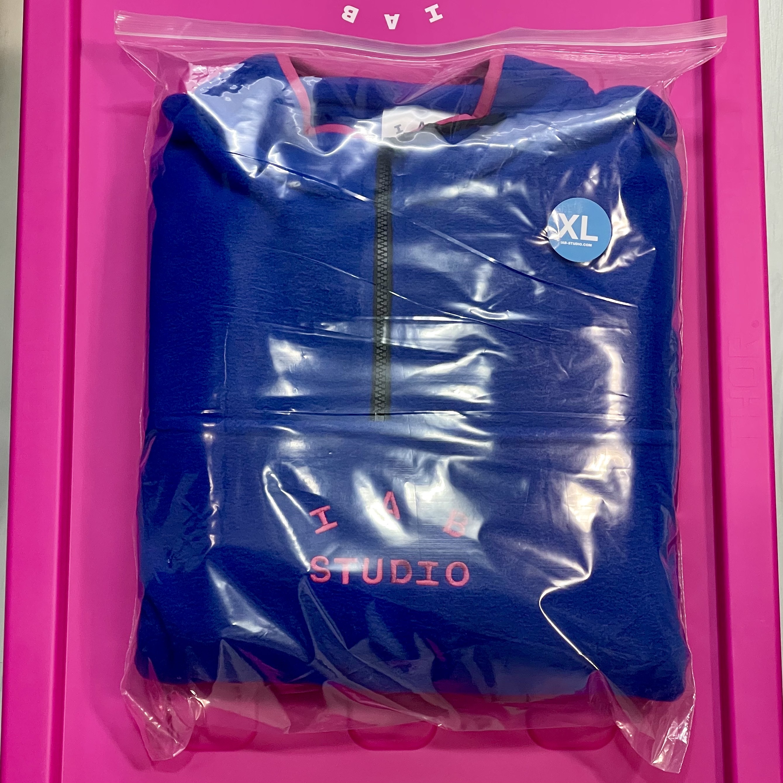 IAB Studio x Thor Fleece Blue Pink, IAB Studio x Thor 75L Container Blue Pink 착용 스타일 - 2