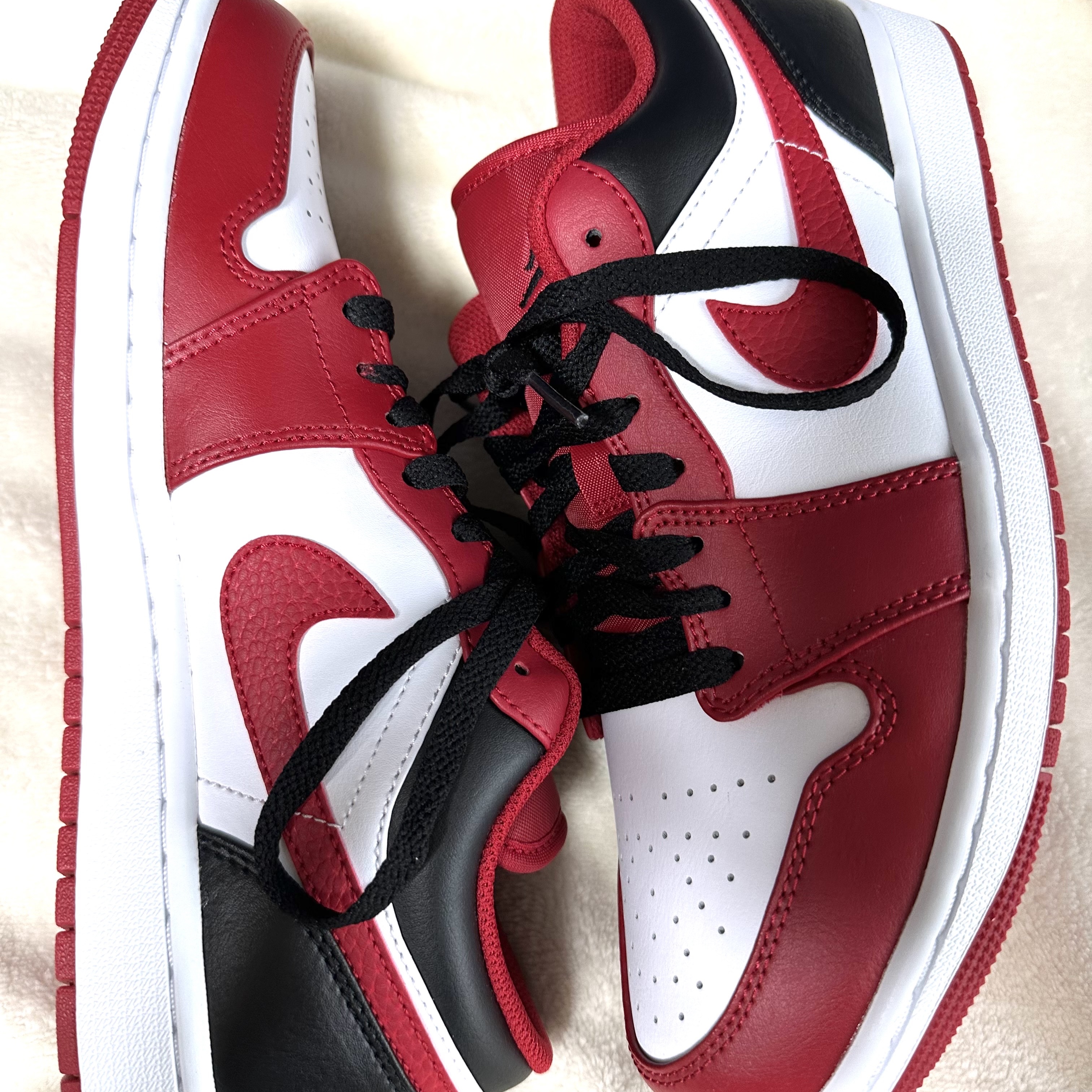 Jordan 1 Low White Gym Red Black 착용 스타일 - 4