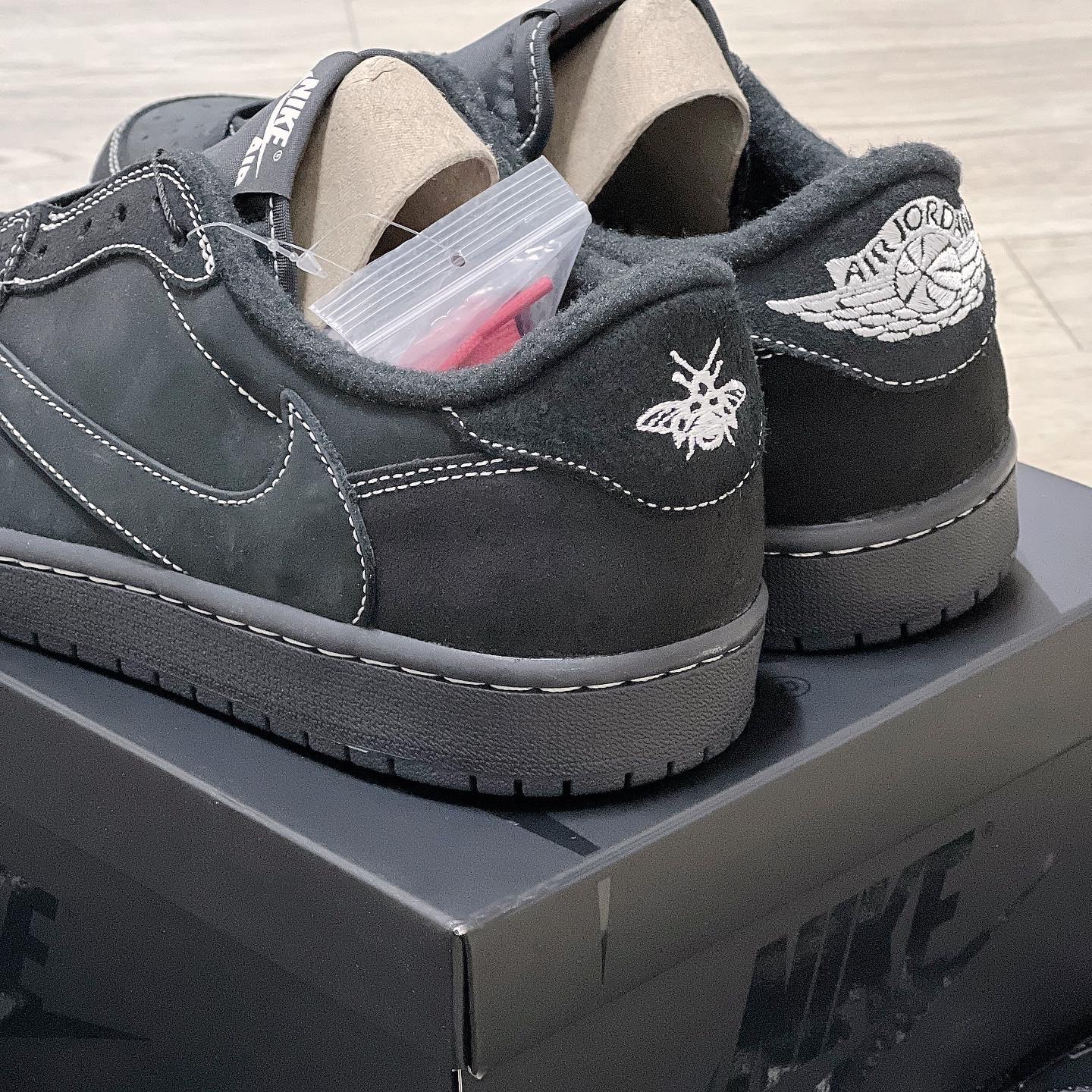 Jordan 1 x Travis Scott Retro Low OG SP Black Phantom 착용 스타일 - 4
