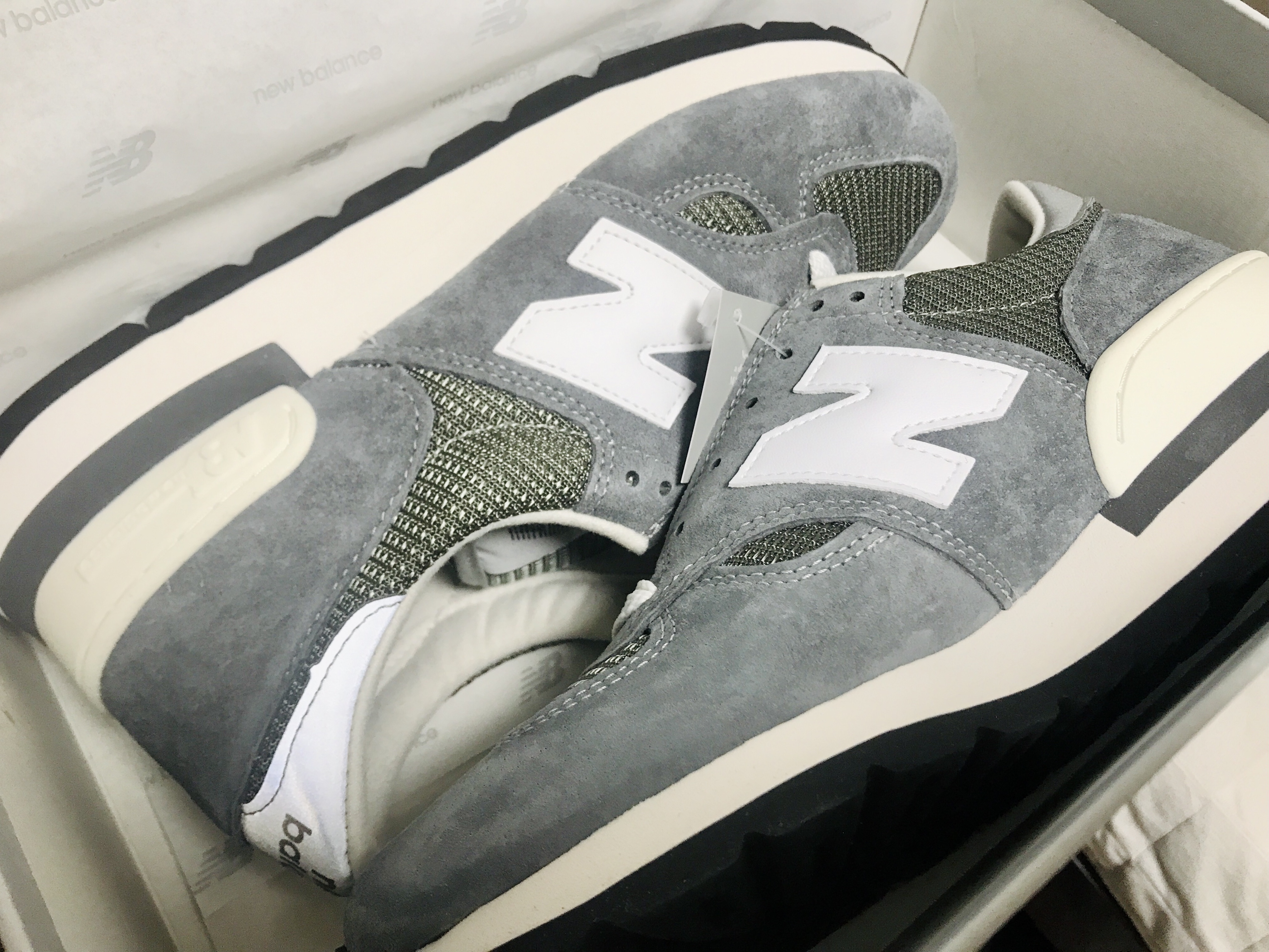 New Balance 990v1 Made in USA Grey White 착용 스타일 - 1