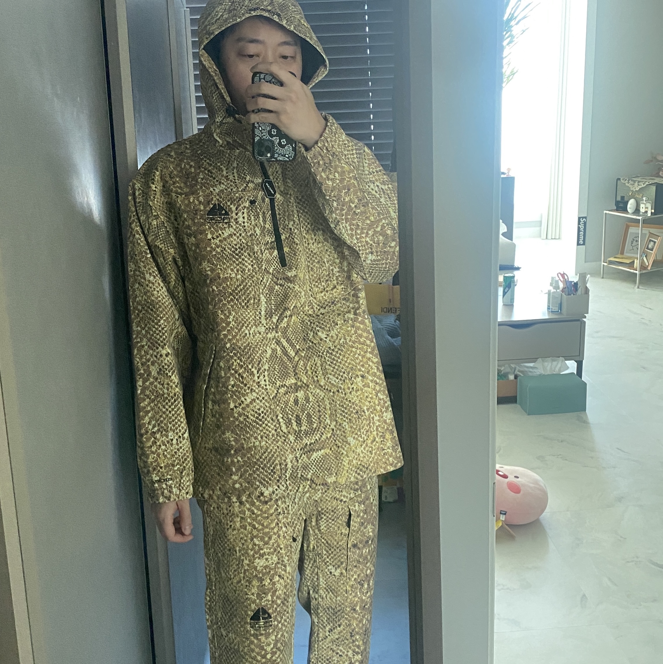 Supreme x Nike ACG Denim Pullover Gold Snakeskin - 22FW, Supreme x Nike ACG Belted Denim Pants Gold Snakeskin - 22FW 착용 스타일 - 2