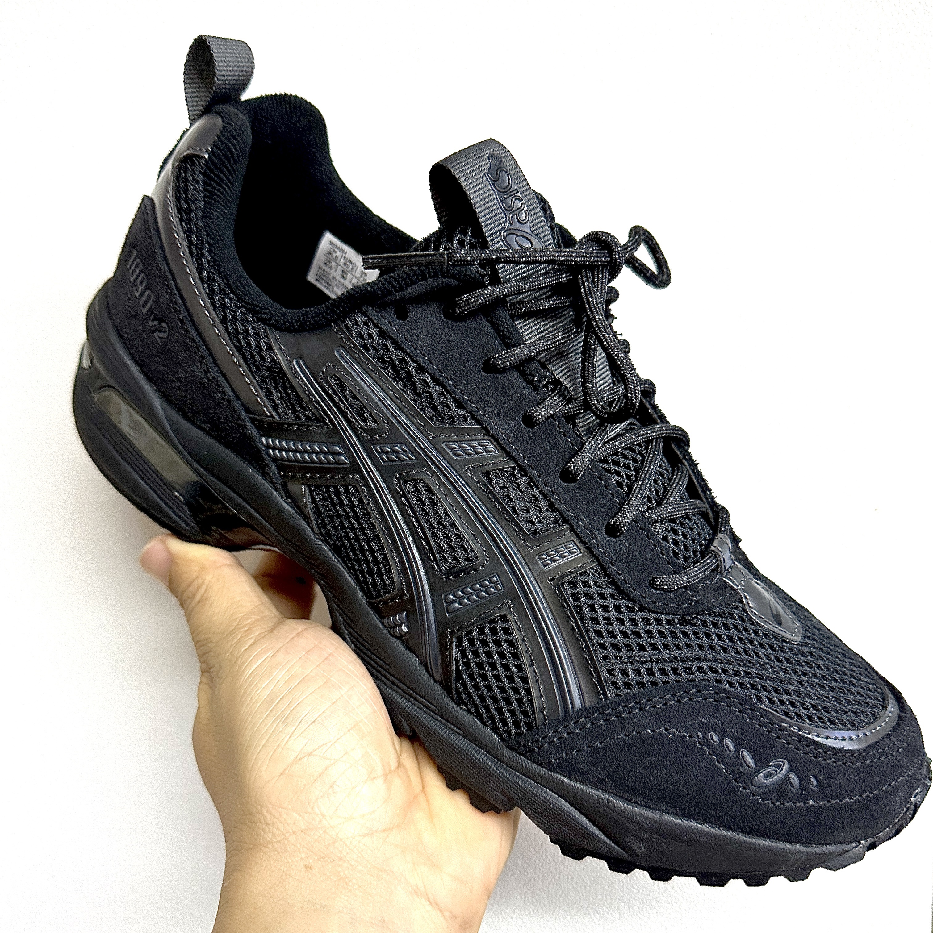 Asics Gel-1090 V2 Black, Asics x Freja Wewer Gel-1090 V2 Clay Grey Pure Silver 착용 스타일