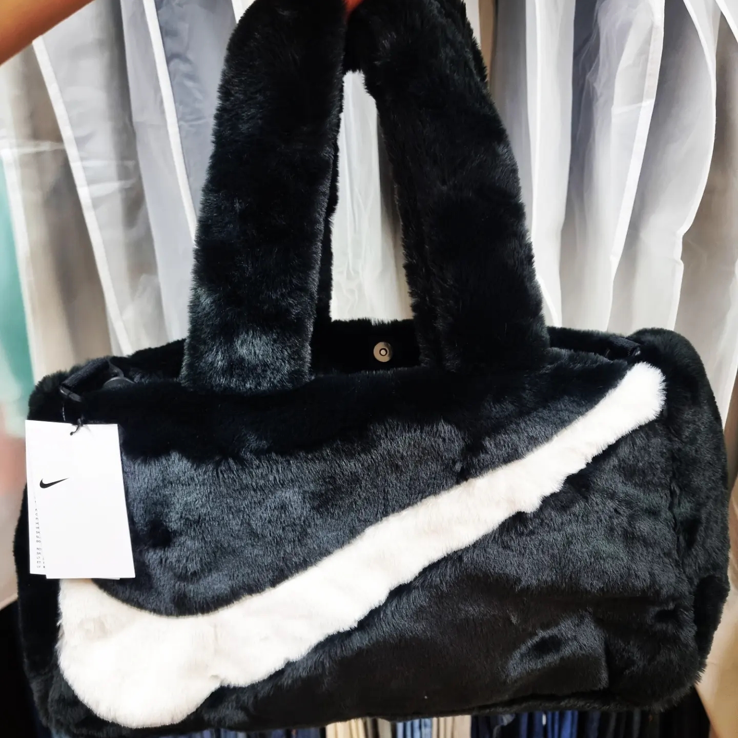 Nike NSW Faux Fur Tote Bag Black 착용 스타일 - 1