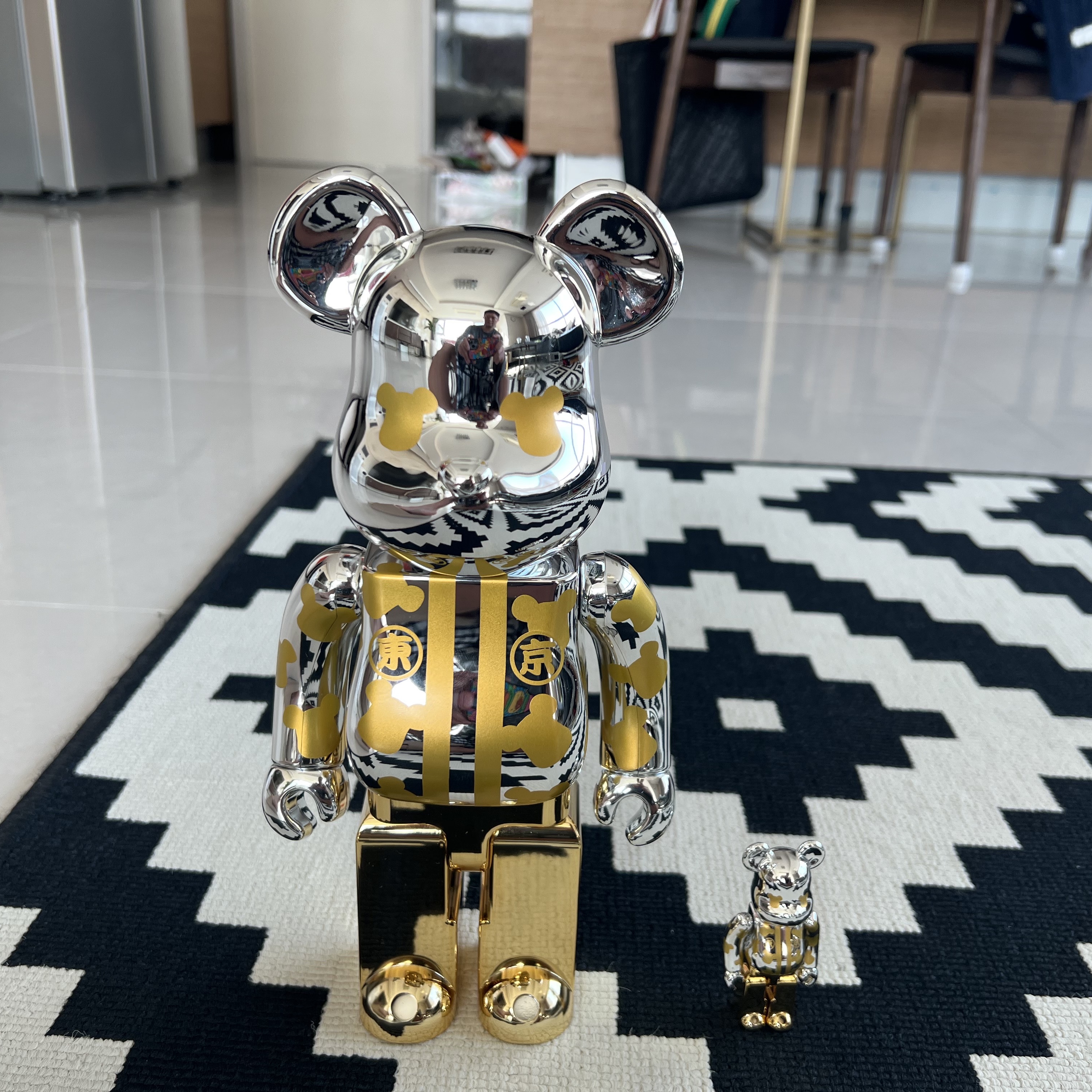 Bearbrick Happy Tokyo Silver Plate 100% & 400% Set 착용 스타일 - 4