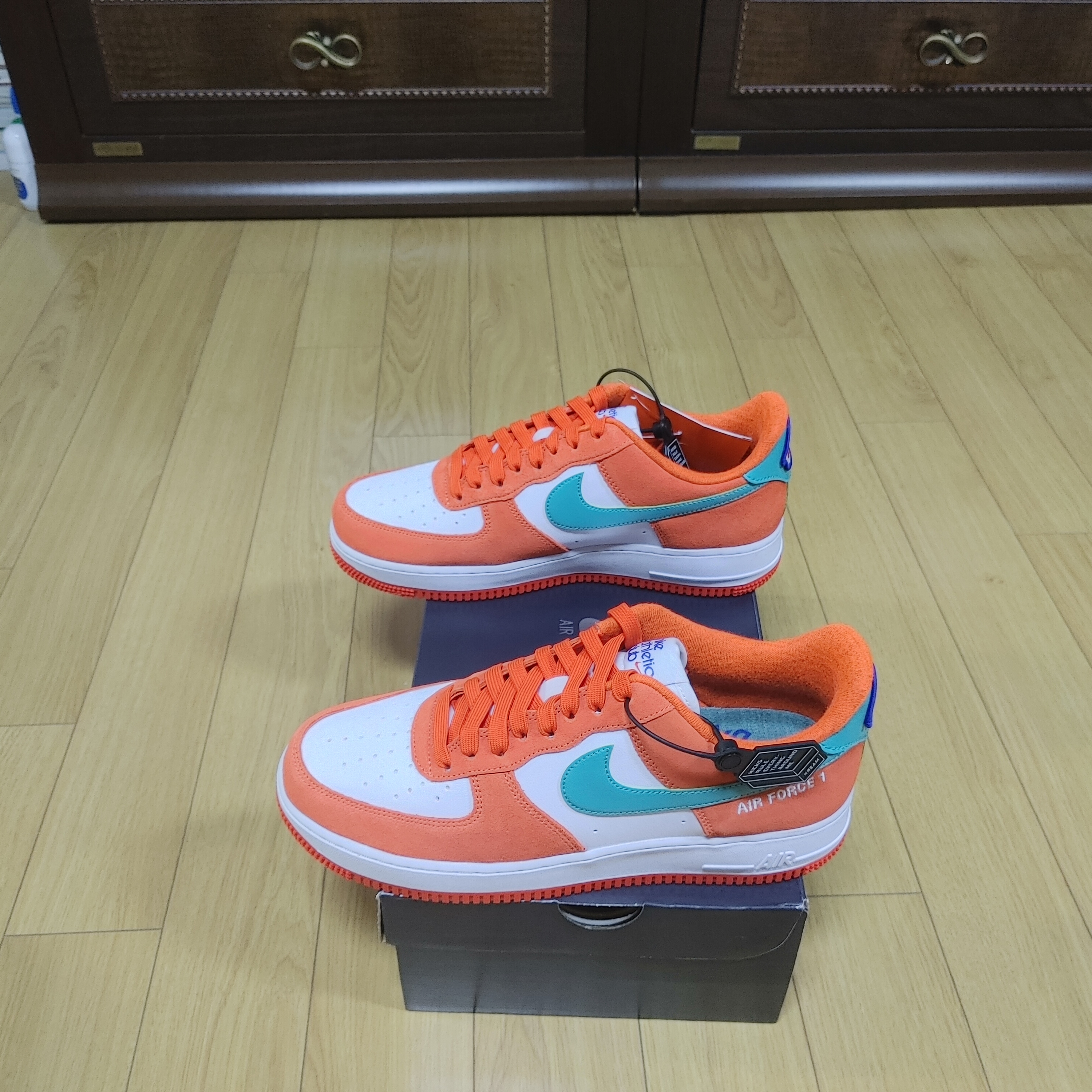 Nike Air Force 1 '07 LV8 Athletic Club Rush Orange Washed Teal 착용 스타일 - 1
