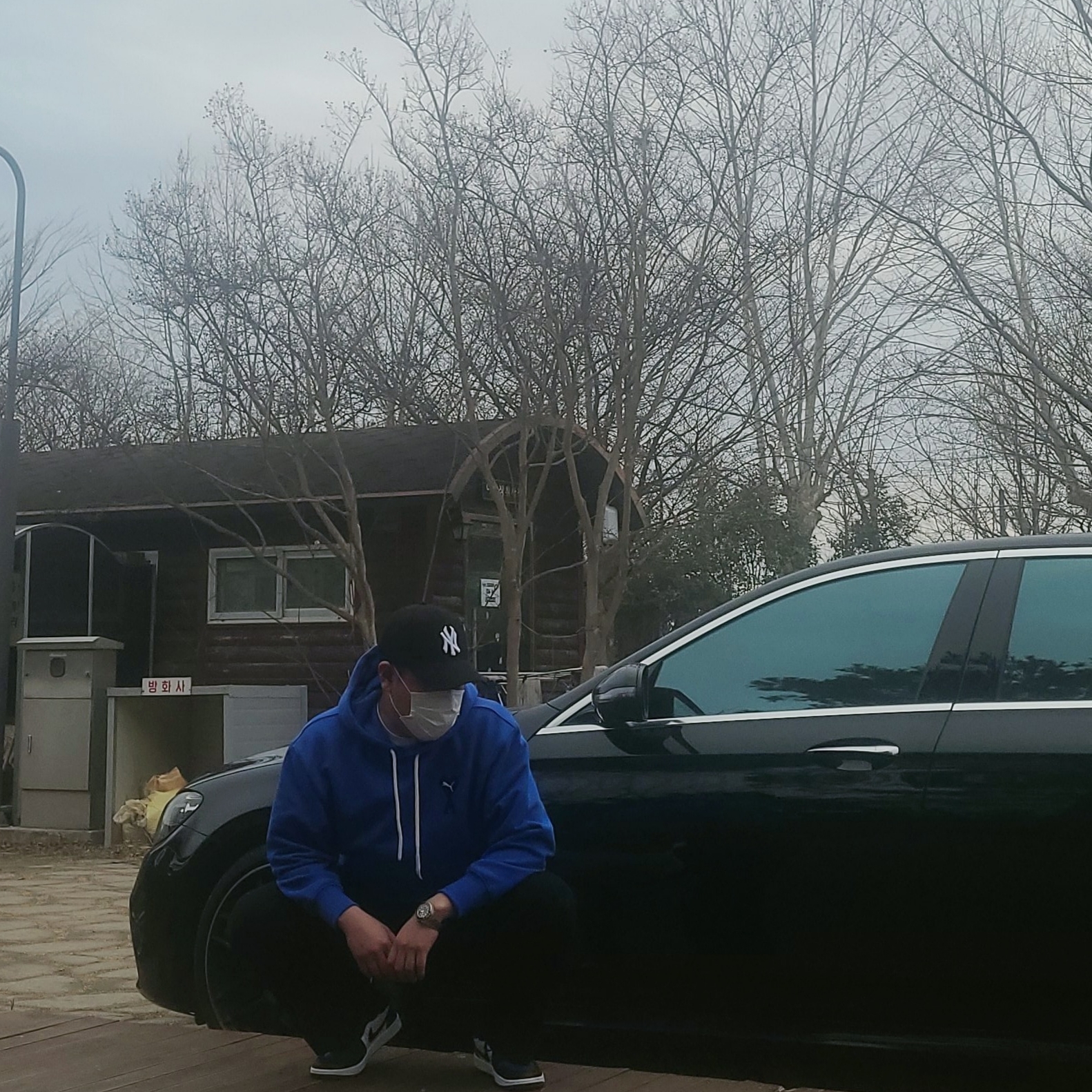 Jordan 1 Low Golf Sport Royal, Puma x AMI Hoodie Dazzling Blue 착용 스타일