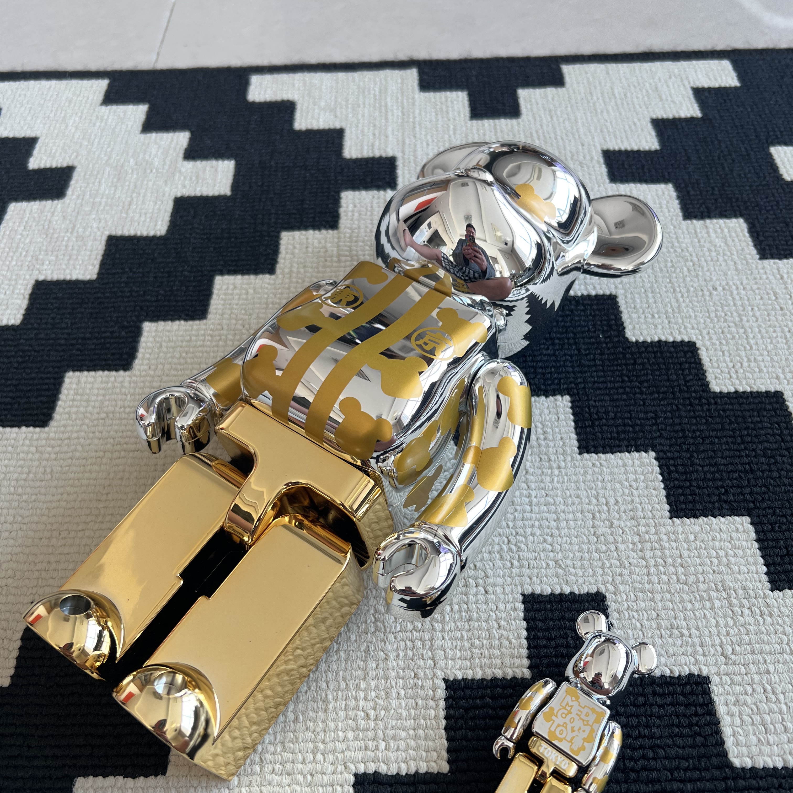 Bearbrick Happy Tokyo Silver Plate 100% & 400% Set 착용 스타일 - 2