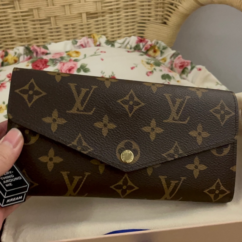 Louis Vuitton Sarah Wallet Monogram Fuchsia 착용 스타일