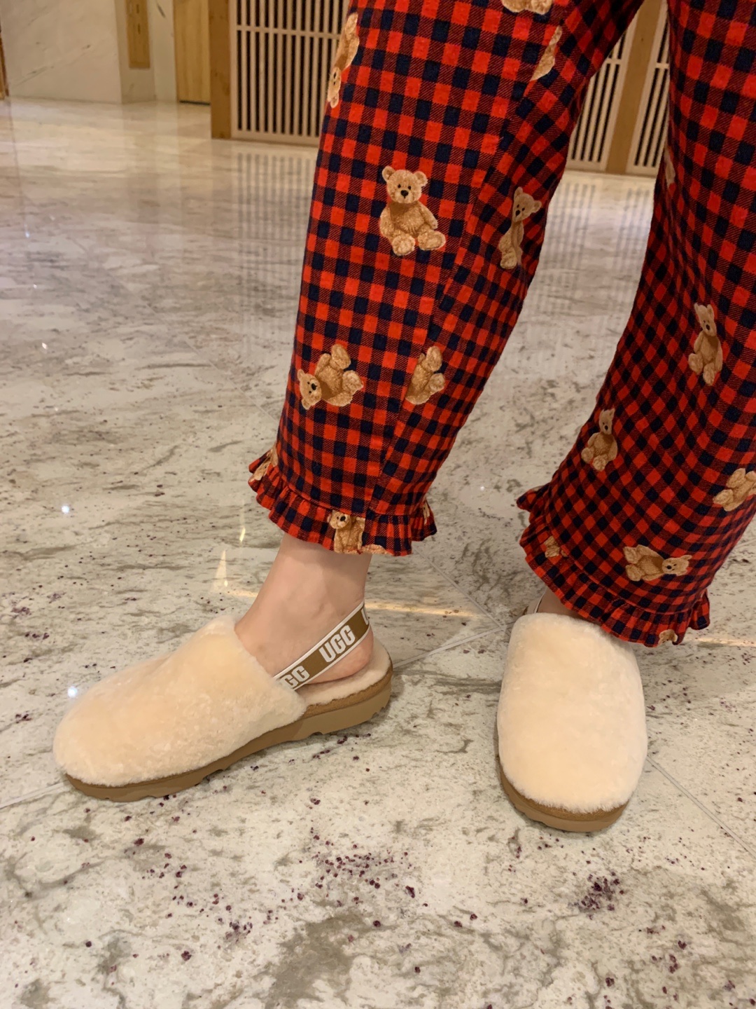 (Kids) UGG Fluff Yeah Clog Natural 착용 스타일 - 4