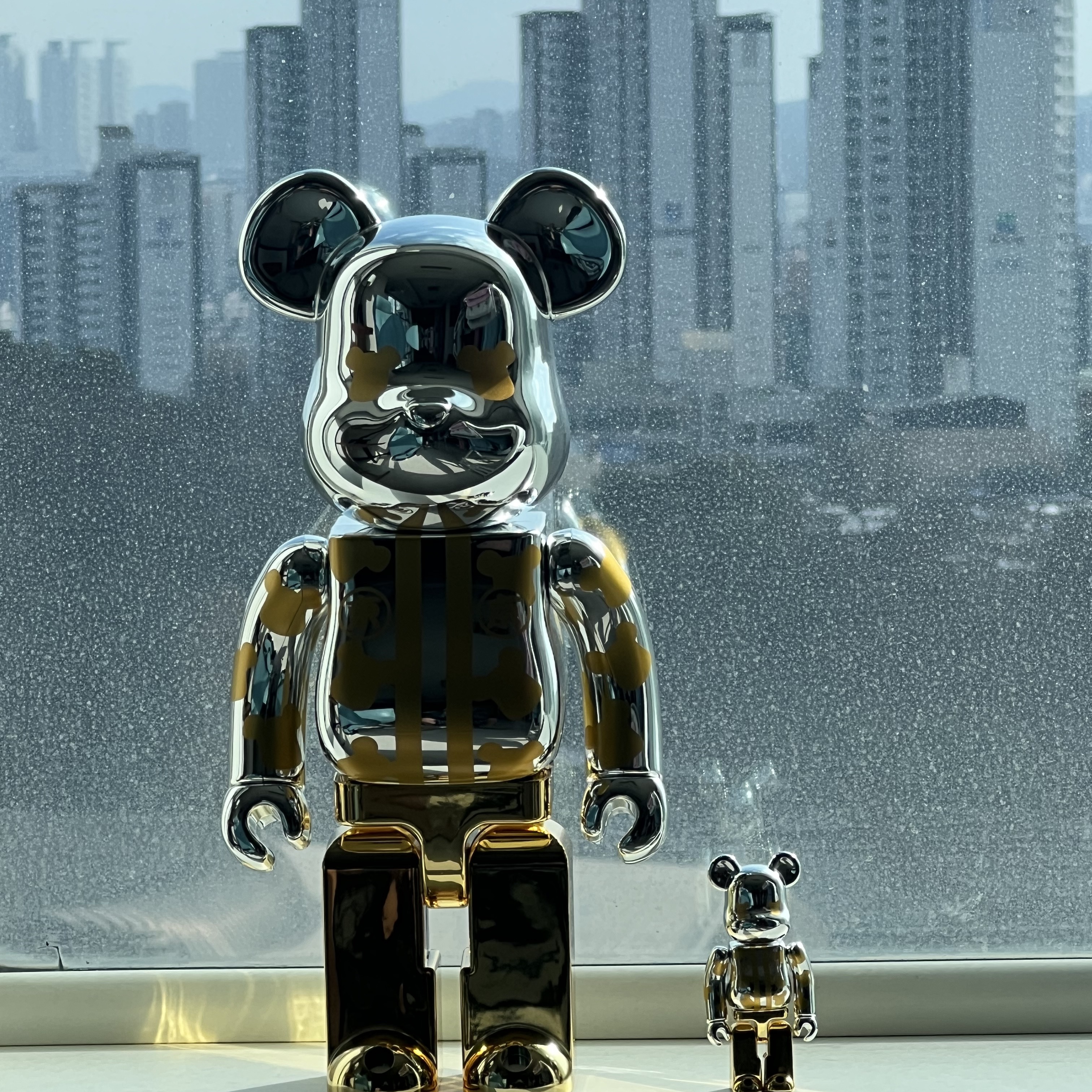 Bearbrick Happy Tokyo Silver Plate 100% & 400% Set 착용 스타일 - 1