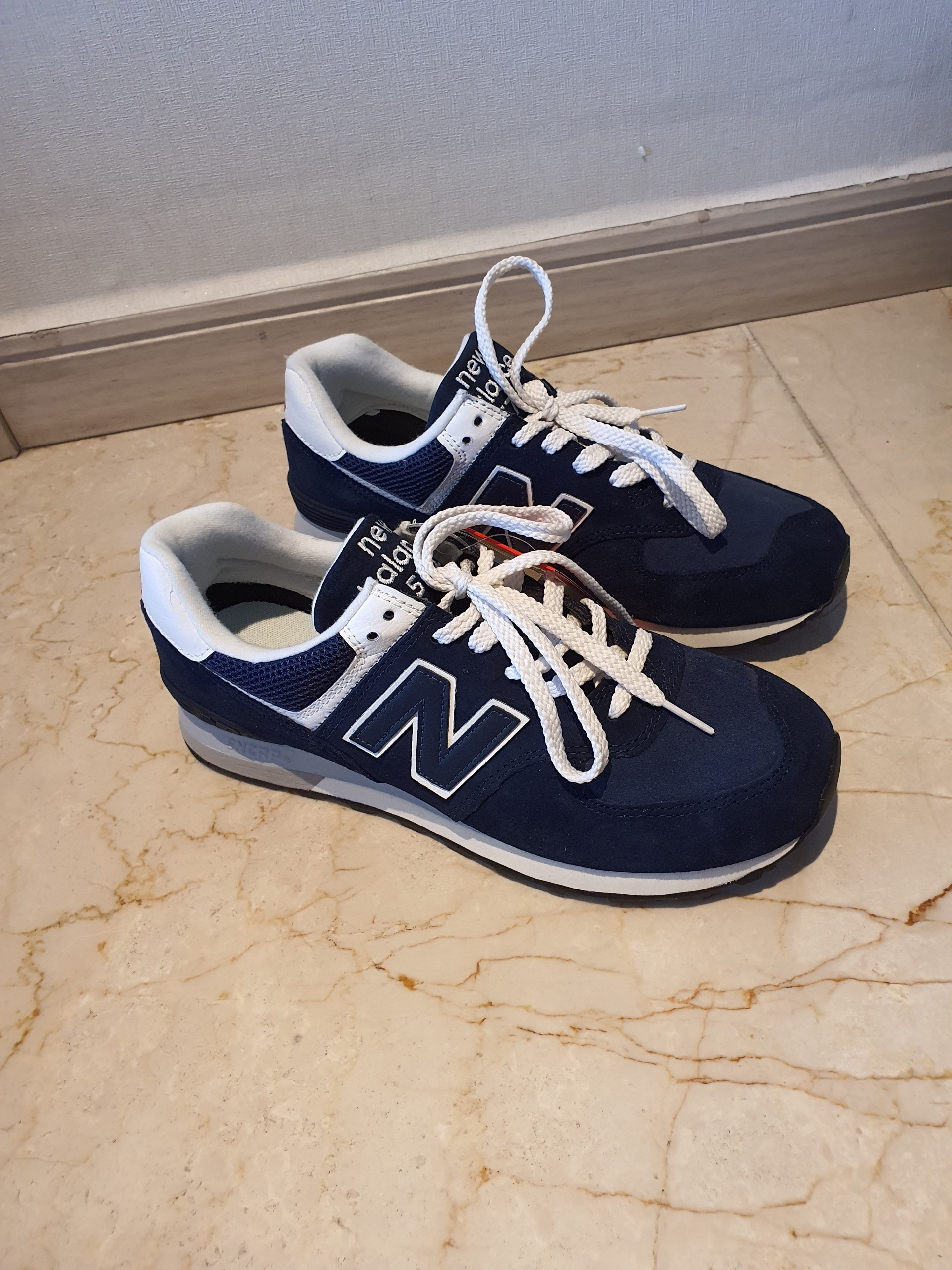 New Balance 574 Navy White 착용 스타일 - 2