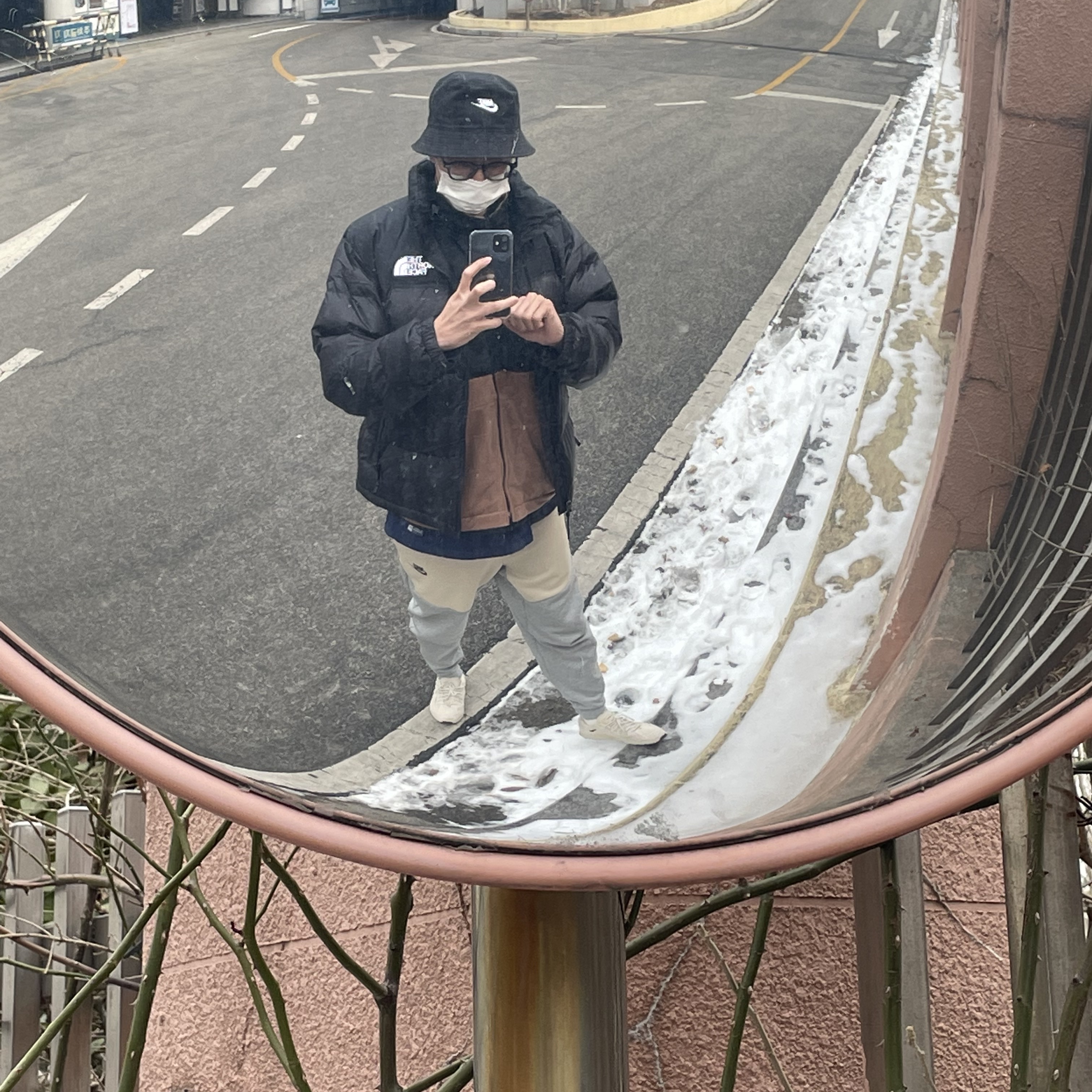 The North Face 1996 Eco Nuptse Jacket Black, Nike x Stussy Air Max 2013 Fossil 착용 스타일