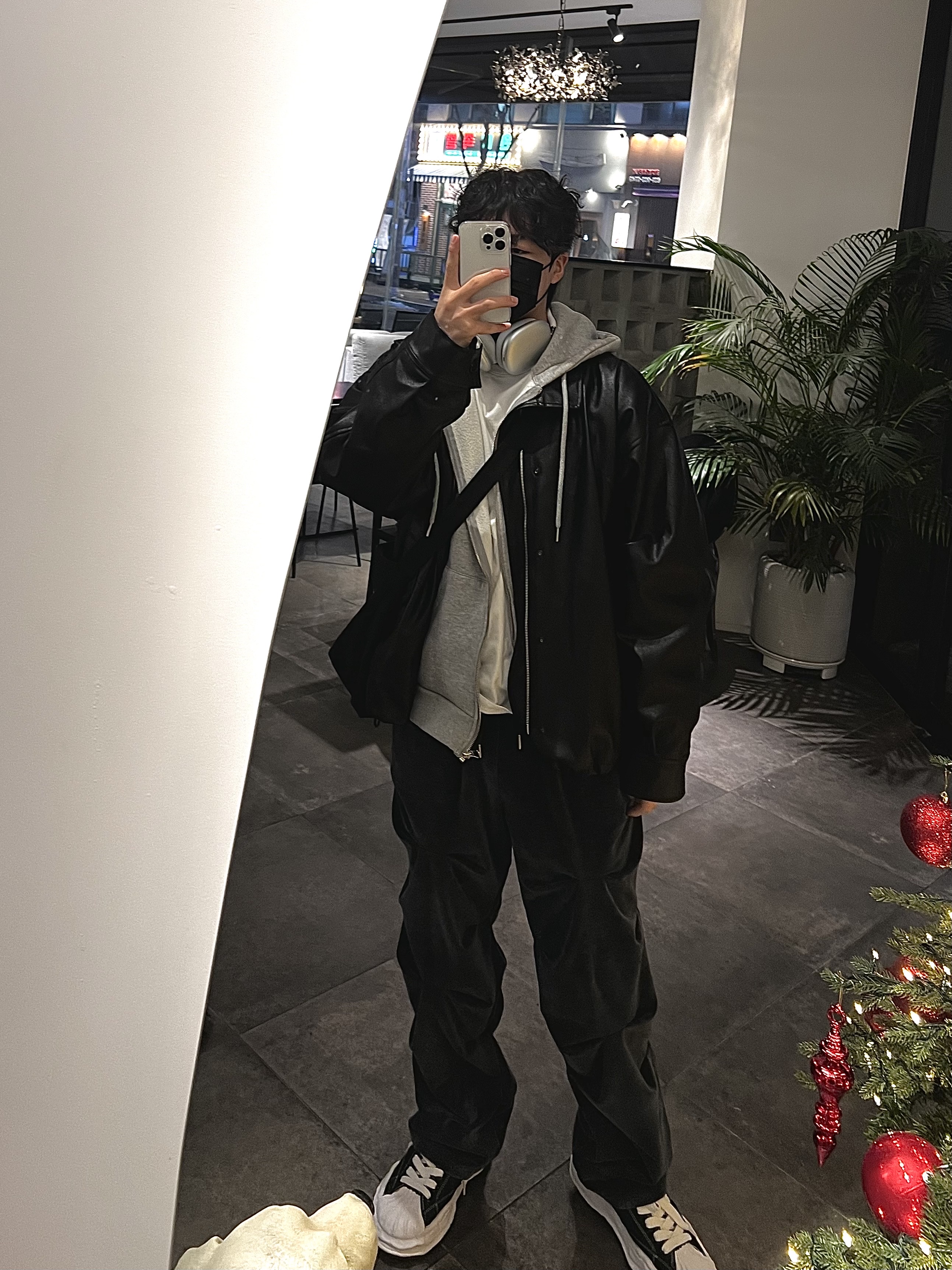 Apple iPhone 13 Pro 128GB Silver (Korean Ver.), Apple AirPods Max Lightning Silver (Korean Ver.) 착용 스타일 - 1