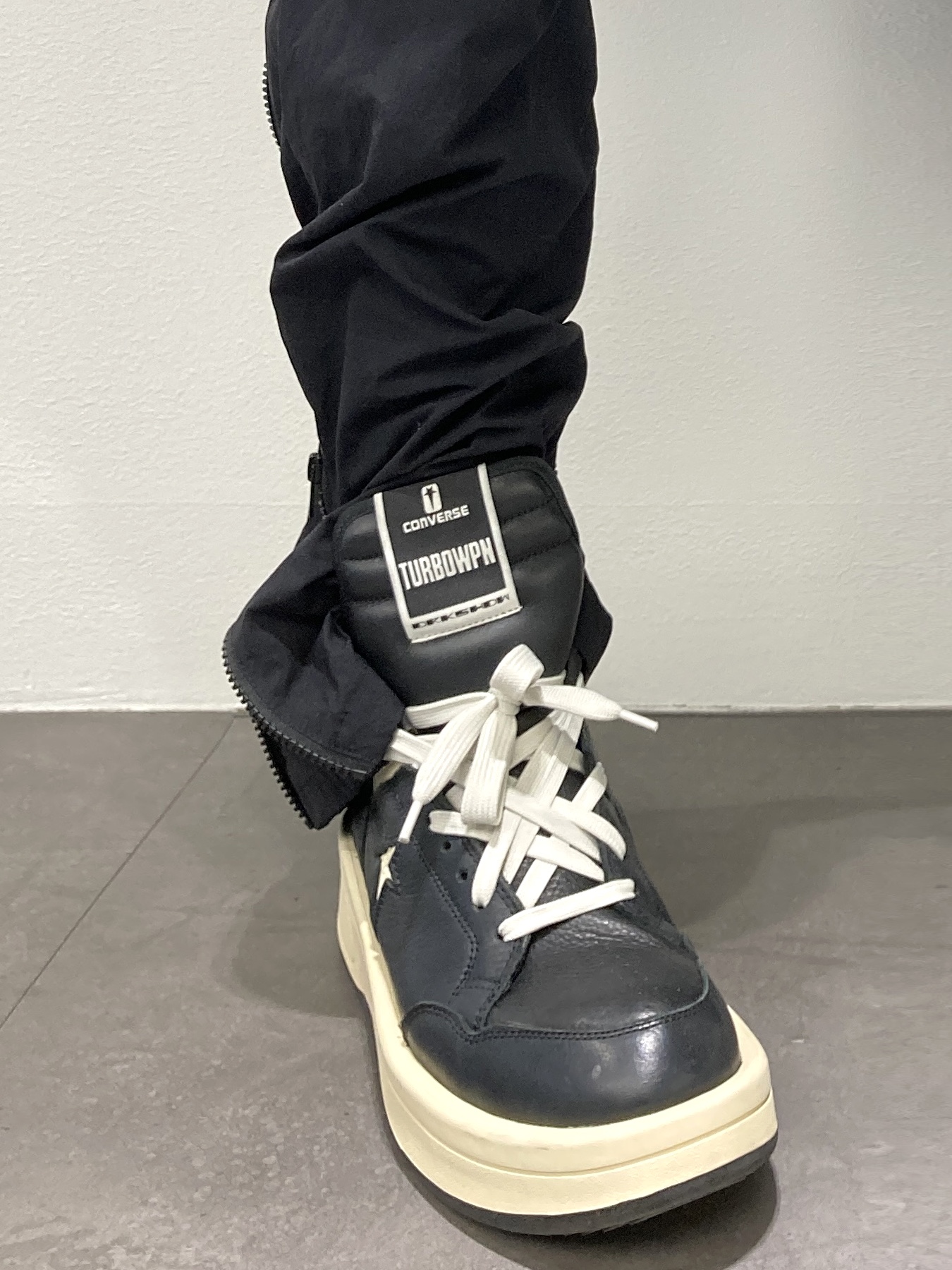 Converse x Drkshdw Turbowpn Black Cream 착용 스타일 - 1