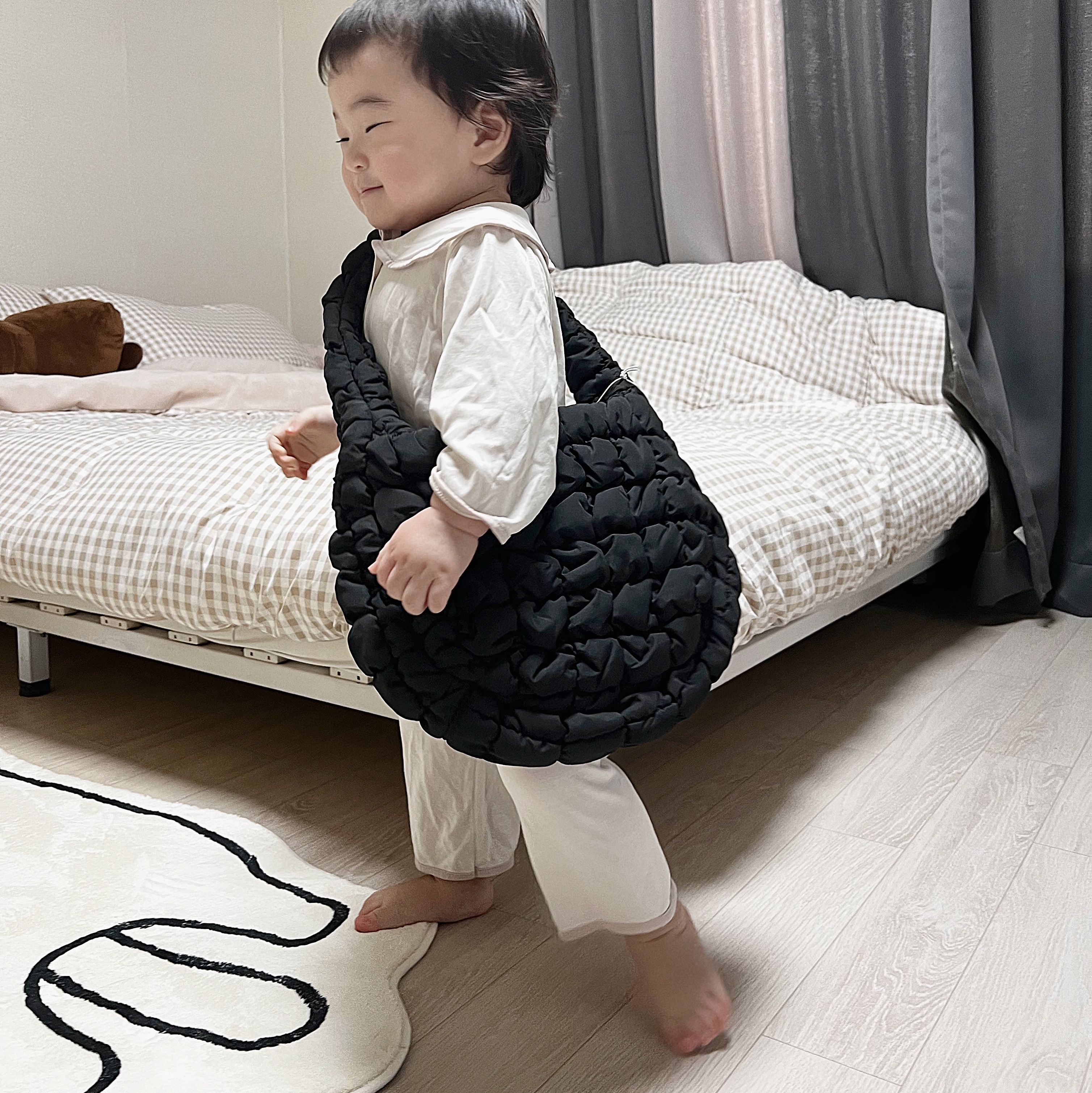 COS Quilted Mini Bag Black 착용 스타일 - 2