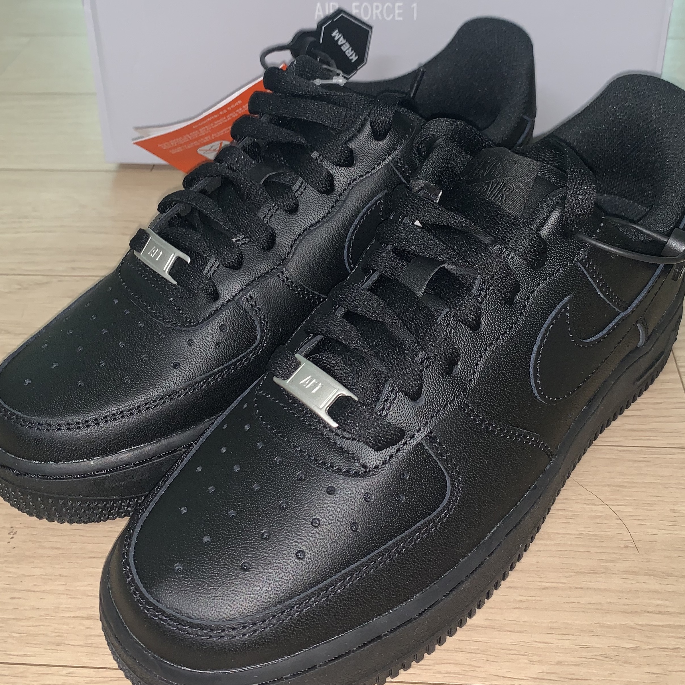 (W) Nike Air Force 1 '07 Low Triple Black 착용 스타일