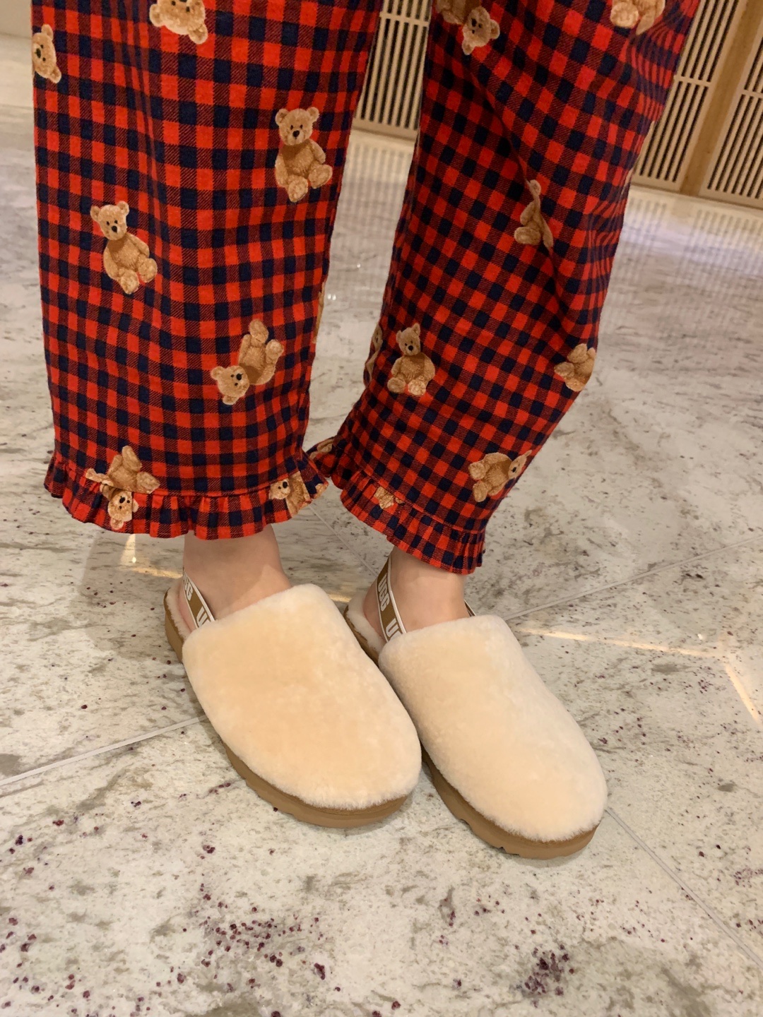 (Kids) UGG Fluff Yeah Clog Natural 착용 스타일 - 3