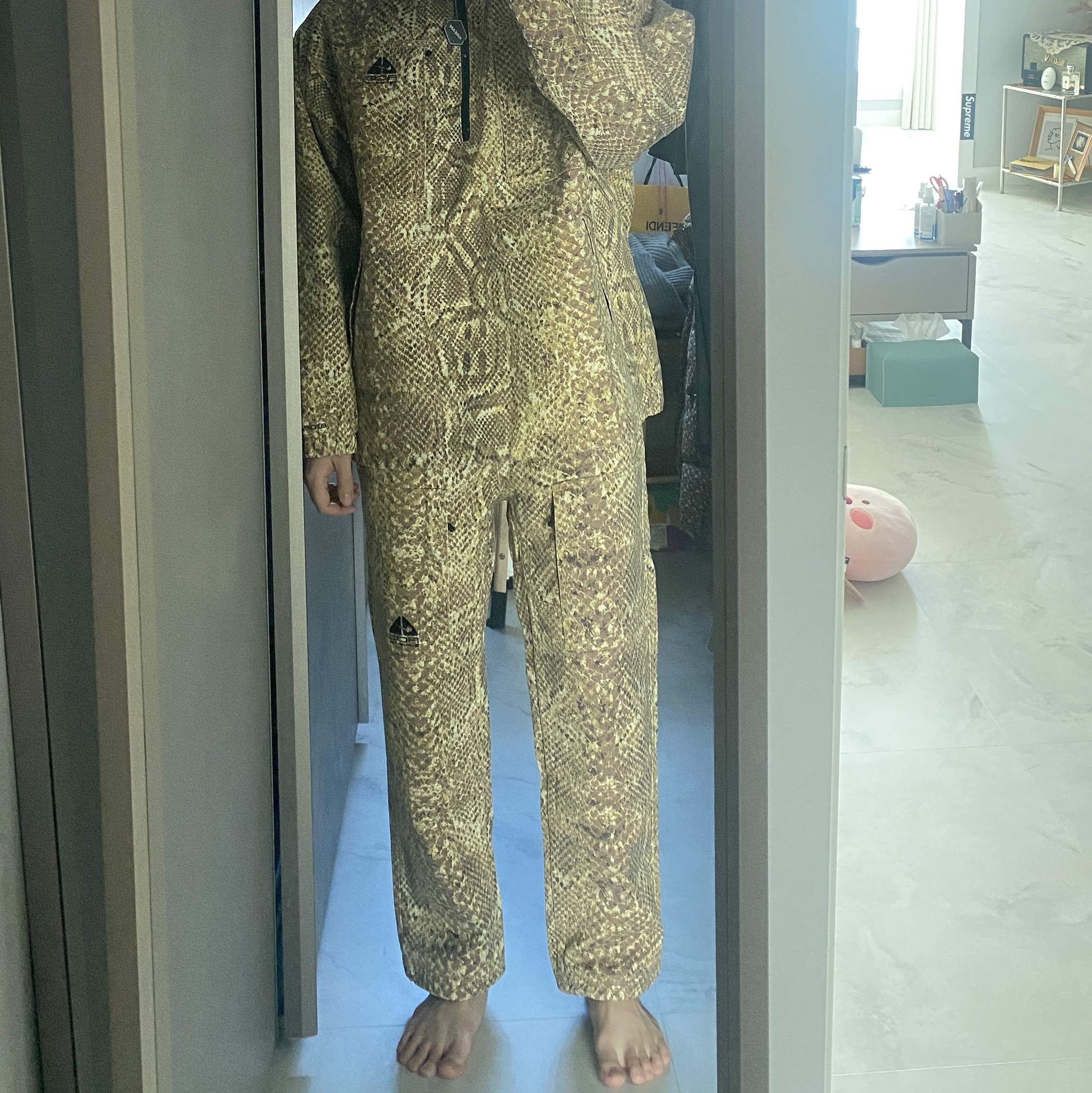 Supreme x Nike ACG Denim Pullover Gold Snakeskin - 22FW, Supreme x Nike ACG Belted Denim Pants Gold Snakeskin - 22FW 착용 스타일 - 1