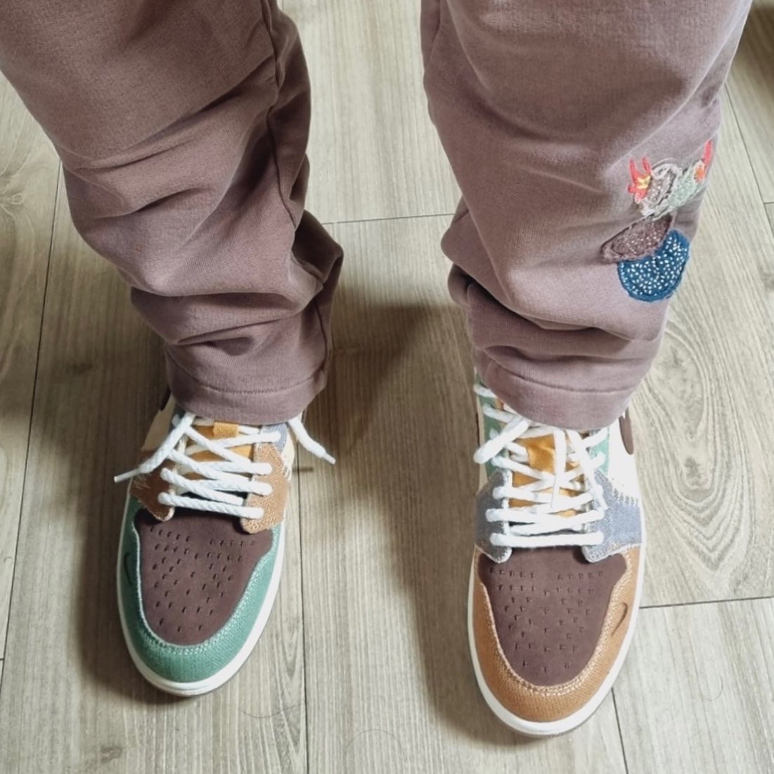 Jordan x Travis Scott Fleece Pants Antique Brown - US/EU, Jordan 1 x Zion Williamson Retro Low OG Flax and Oil Green 착용 스타일